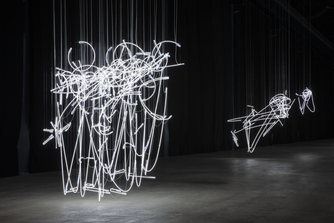 Cerith Wyn Evans. Neon Forms (After Noh), 2015-2019. Veduta dell’installazione, Pirelli Hangar Bicocca, Milano, 2019.