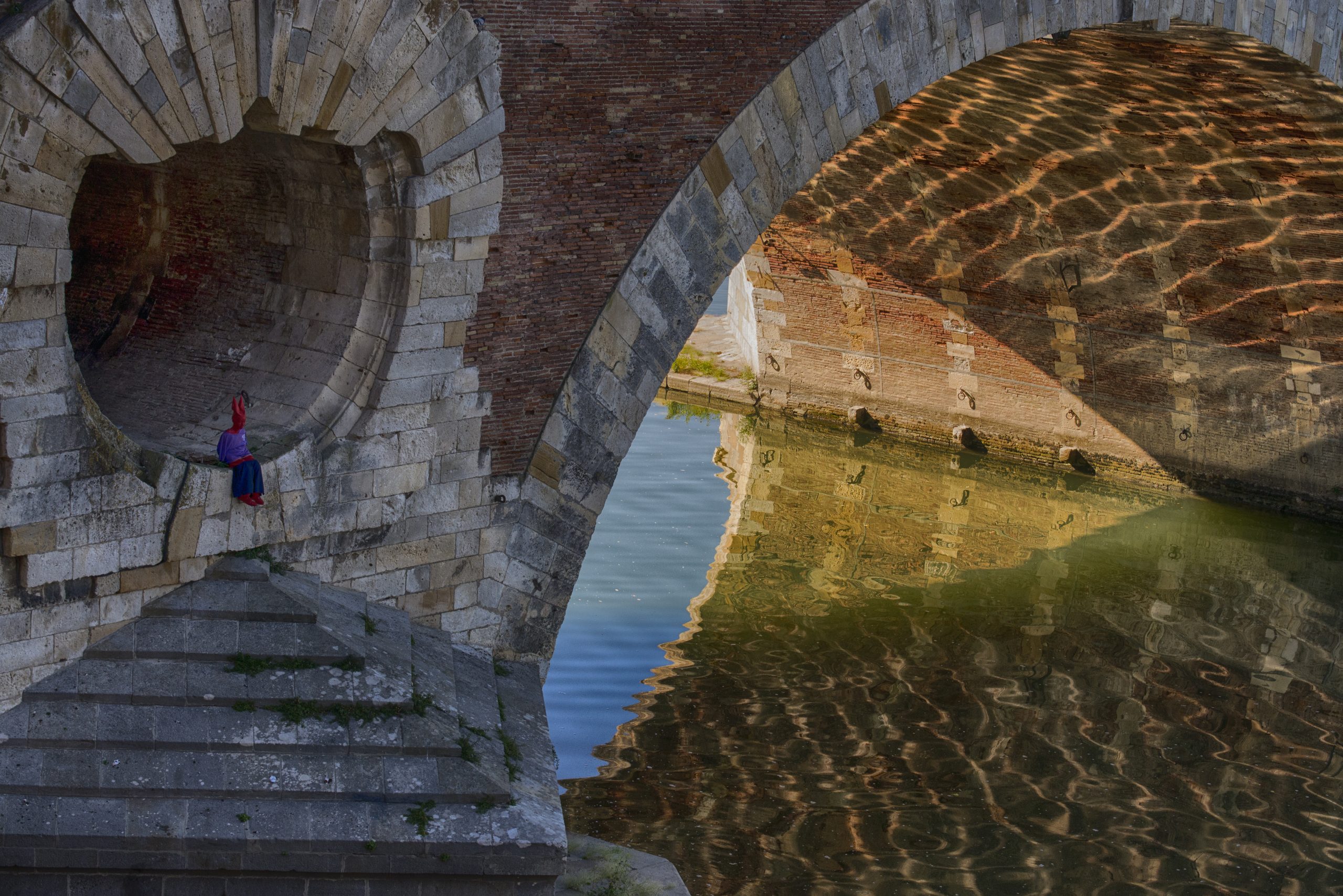 Tolosa. Scultura posta sul Pont Neuf sulla Garonna. ph. Vittotio Giannella©