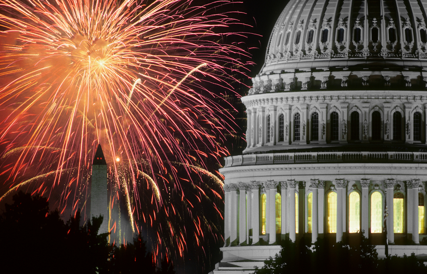Fuochi di artificio sopra il Capitol Dome e il Washington Monument, dal tetto della Folger Shakespeare Library. Washington D.C. (USA)