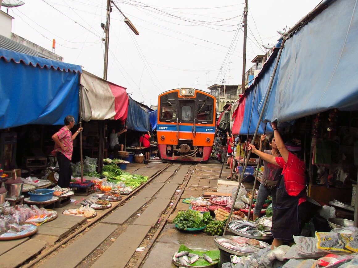 cosa vedere vicino bangkok railway market