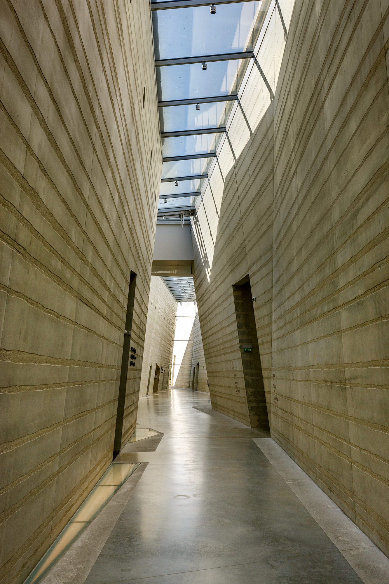 ©Giovanni Tagini. La struttura esterna e interna del Centro Internazionale di Arte Rupestre, Lascaux IV. progettato da Snøetta e SRA, Montignac.