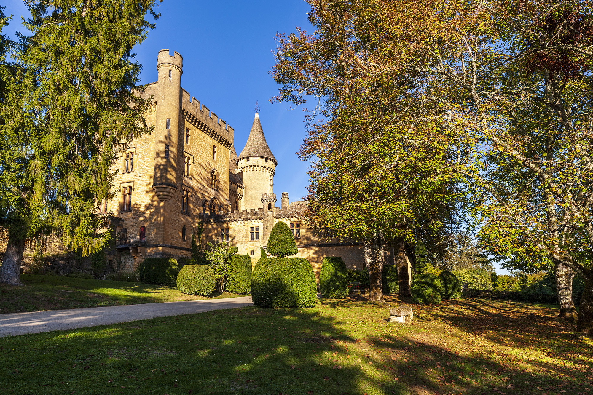 ©Giovanni Tagini. Château de Puymartin, un bellissimo castello privato a Sarlat, famoso perchè si dice che risiede il fantasma della Dama Bianca.