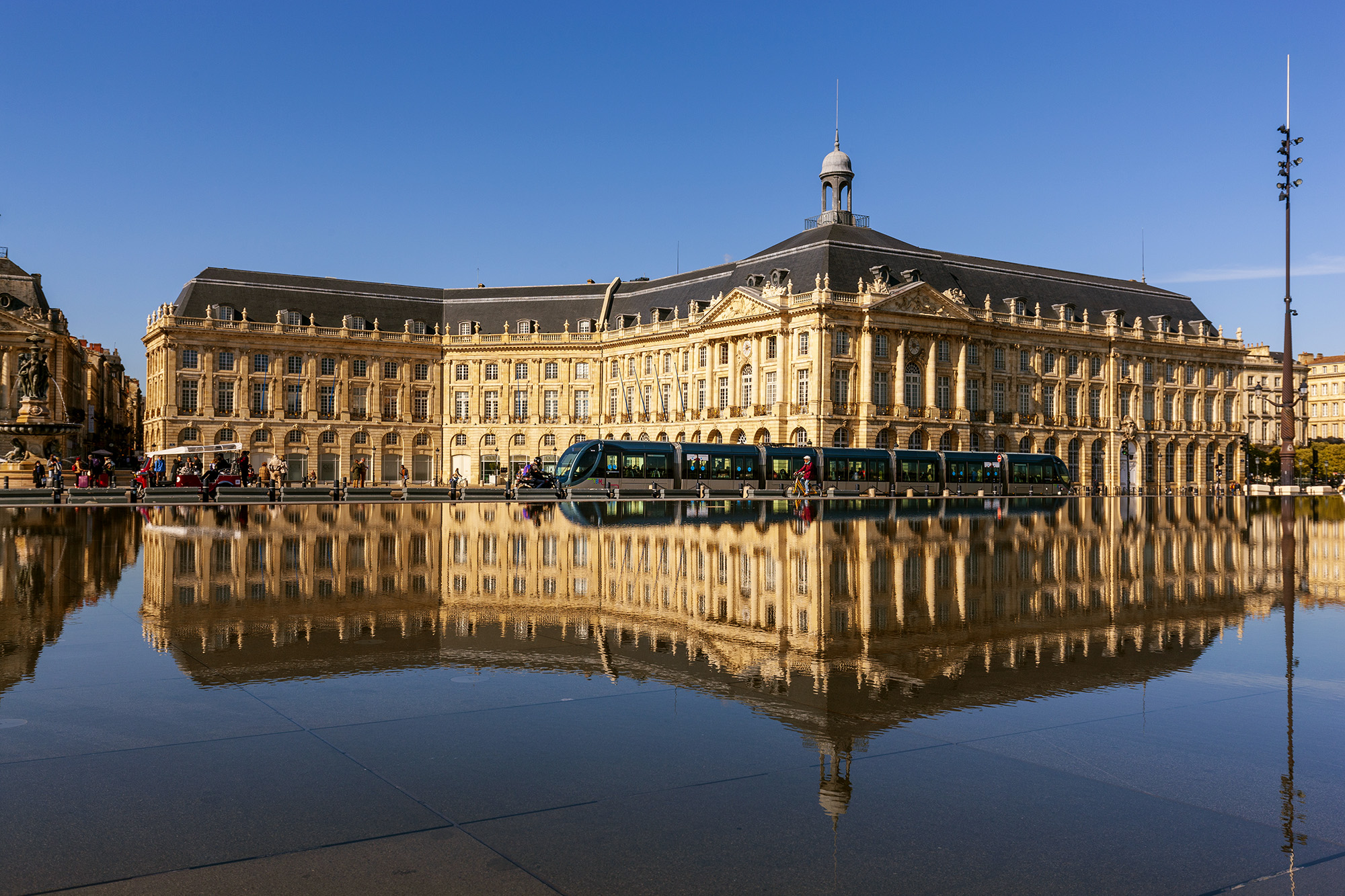 ©Giovanni Tagini. Le Miroir d’eau, la piscina riflettente più grande del mondo in place de la Bourse, Bordeaux.