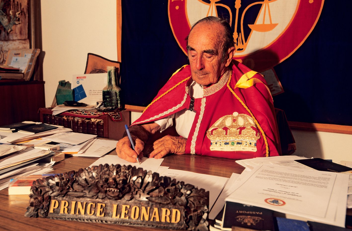 His Royal Highness Pince Leonard I of Hutt in alta uniforme al tavolo di lavoro. Australia (WA)