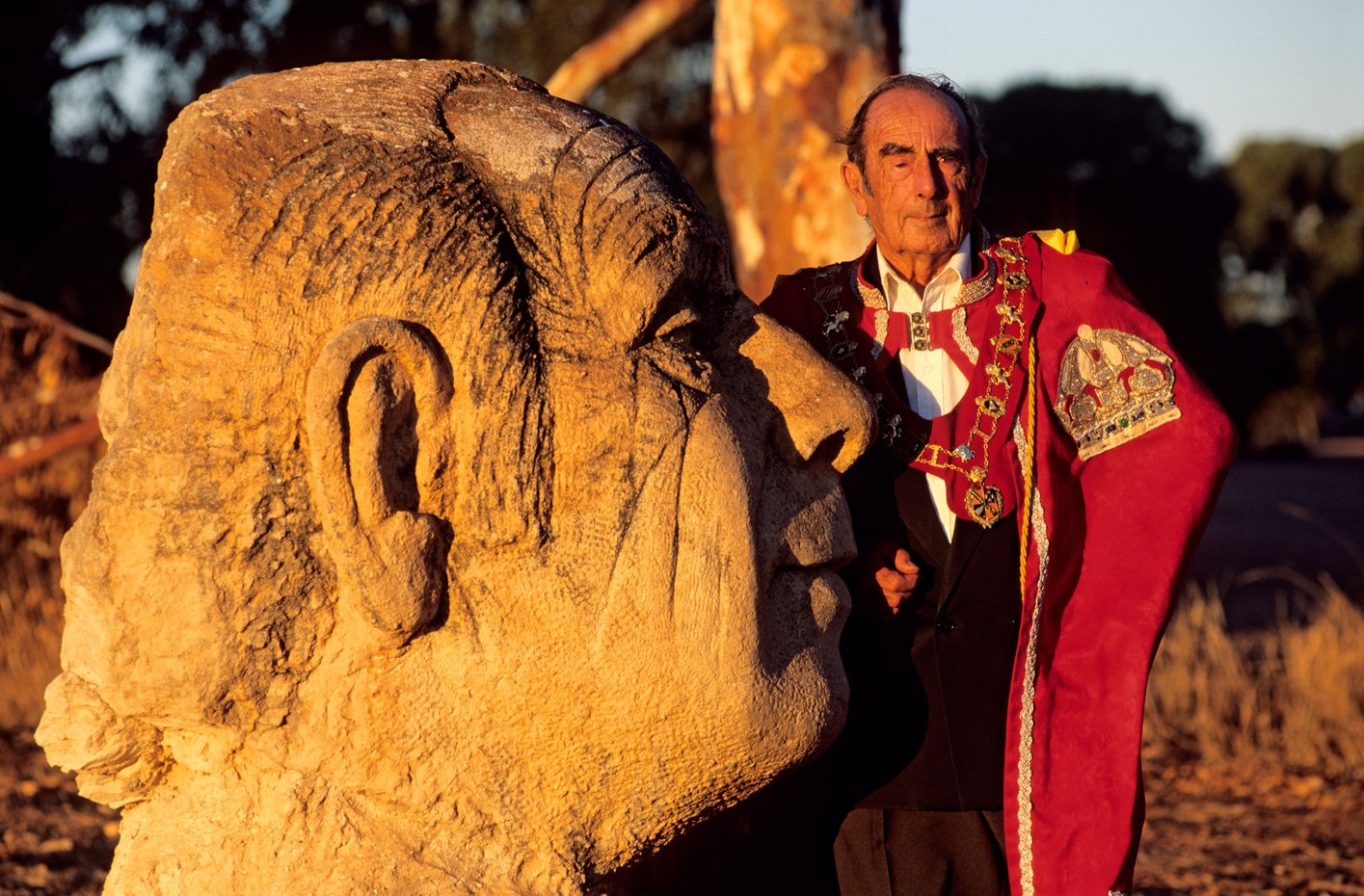 His Royal Highness Pince Leonard I of Hutt in alta uniforme posa di fianco alla sua statua. Australia (WA)