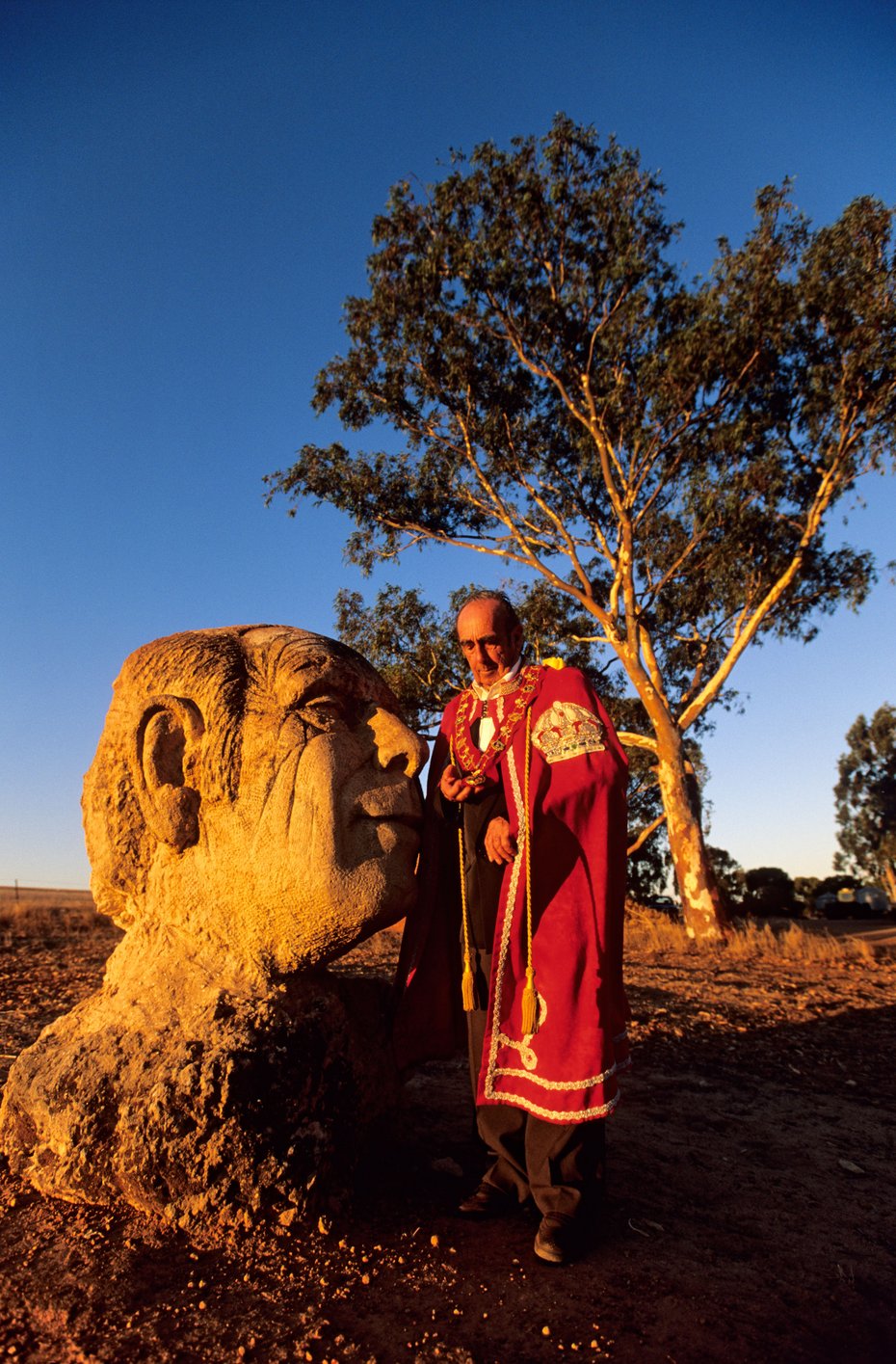 His Royal Highness Pince Leonard I of Hutt in alta uniforme posa di fianco alla sua statua. Australia (WA)
