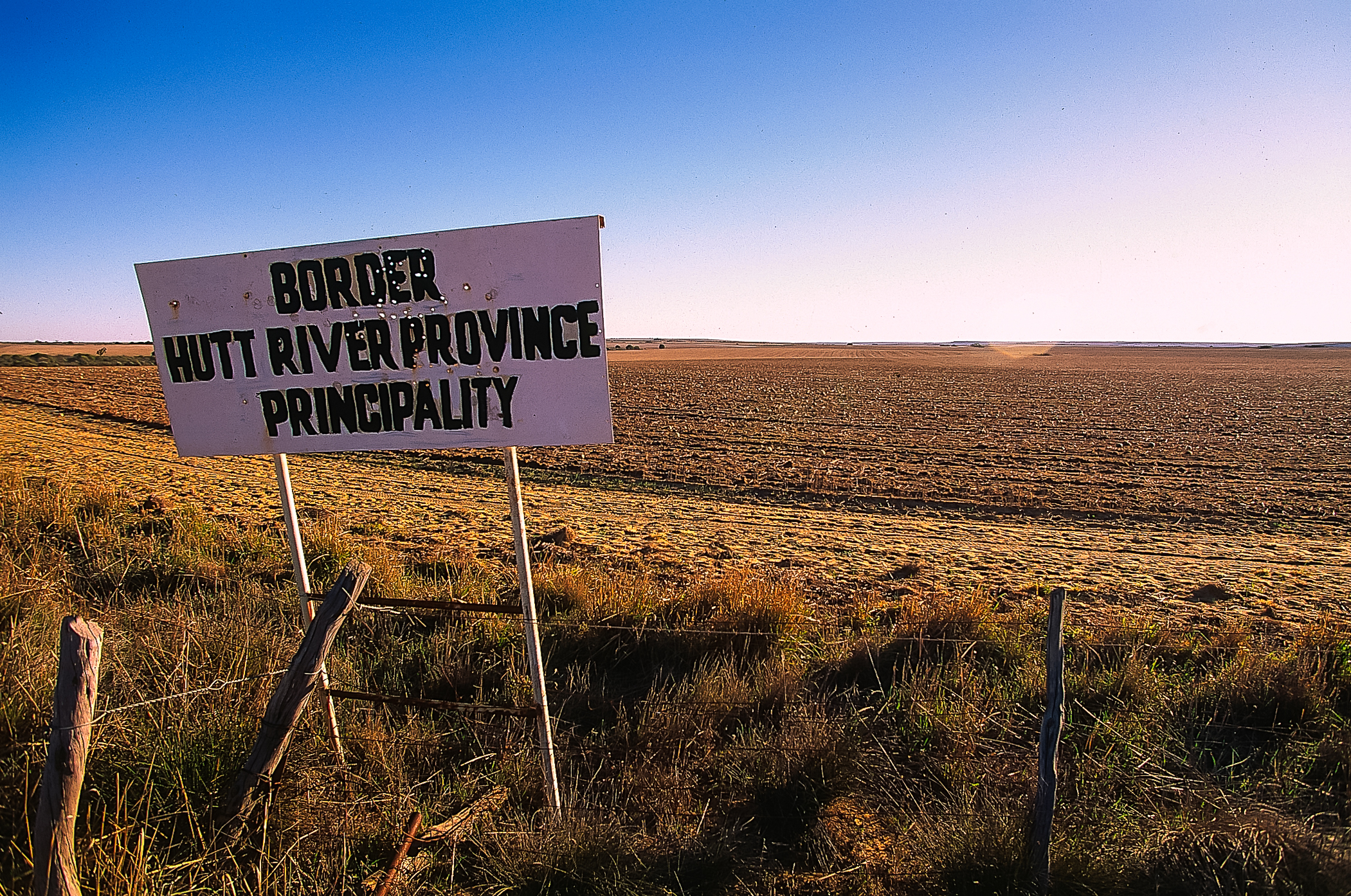 Il confine della Hutt Province. Da notare i fori dei proiettili su cartello. Australia (WA)