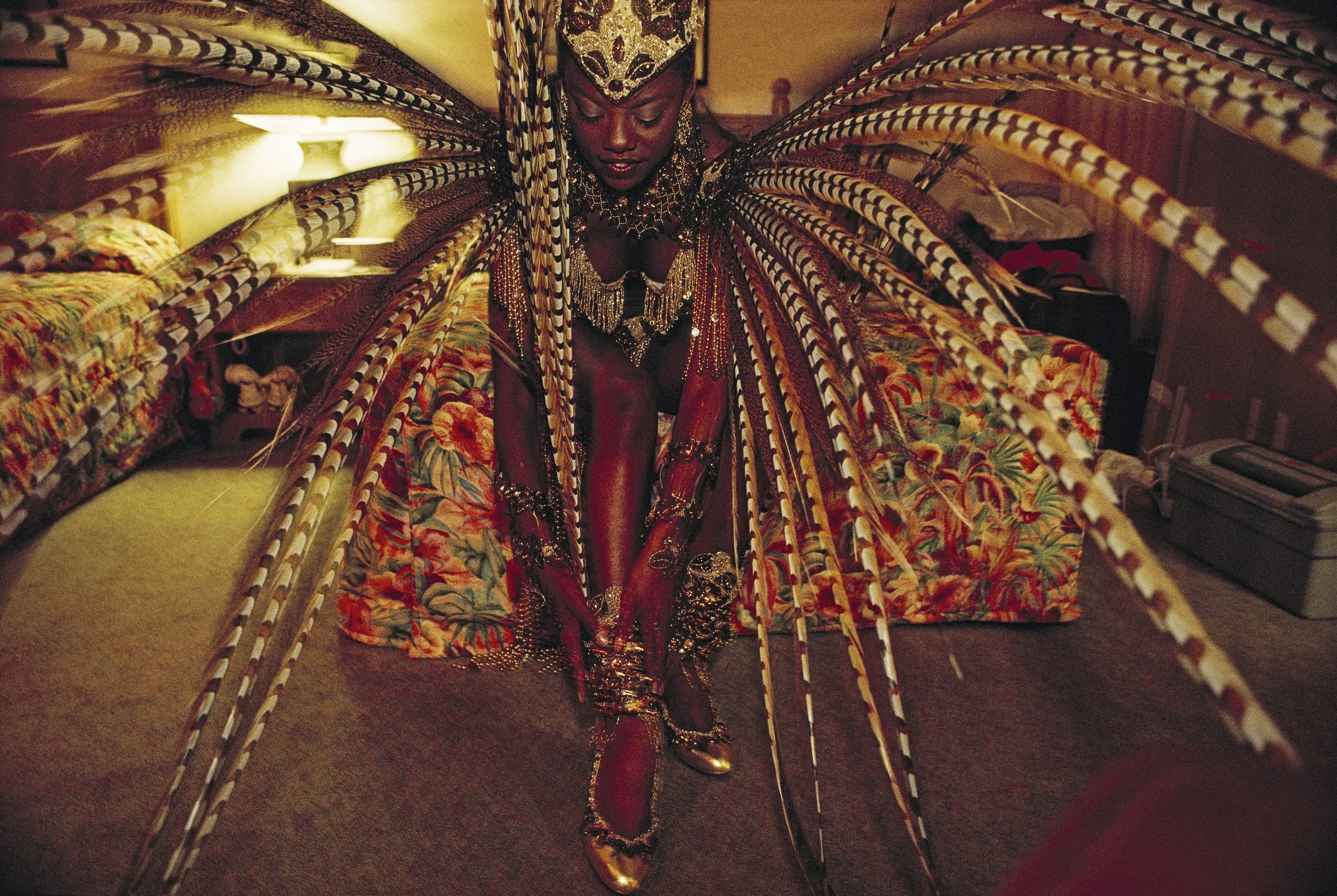 BELLEZZA Qualche ora prima di essere incoronata Miss Universo 1998, la studentessa Wendy Fitzwilliam di Trinidad dà un ultimo tocco al suo costume tradizionale. JODI COBB, 1998
