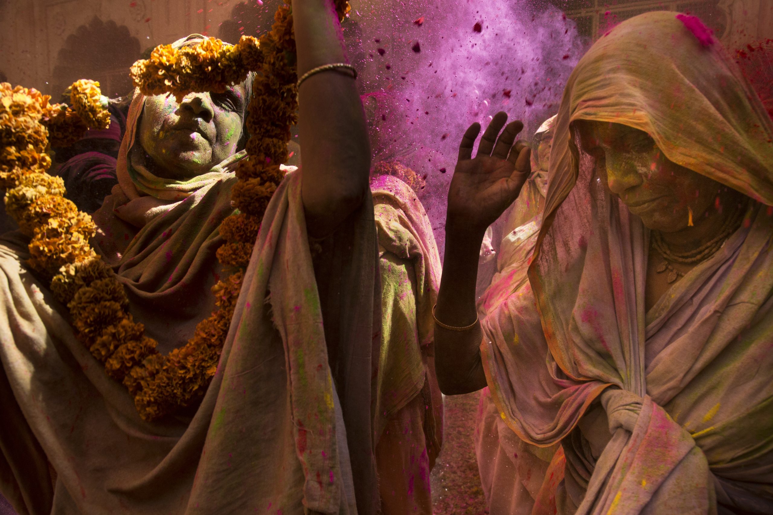 INDIA L’esuberanza dell’Holi, la festività delle polveri colorate, è stata fino a poco tempo fa considerata inappropriata per le vedove. Sfidando gli antichi pregiudizi, le associazioni di sostegno di Vrindavan le hanno invitate a partecipare ai festeggiamenti che si tengono in città. Amy Toensing 2017