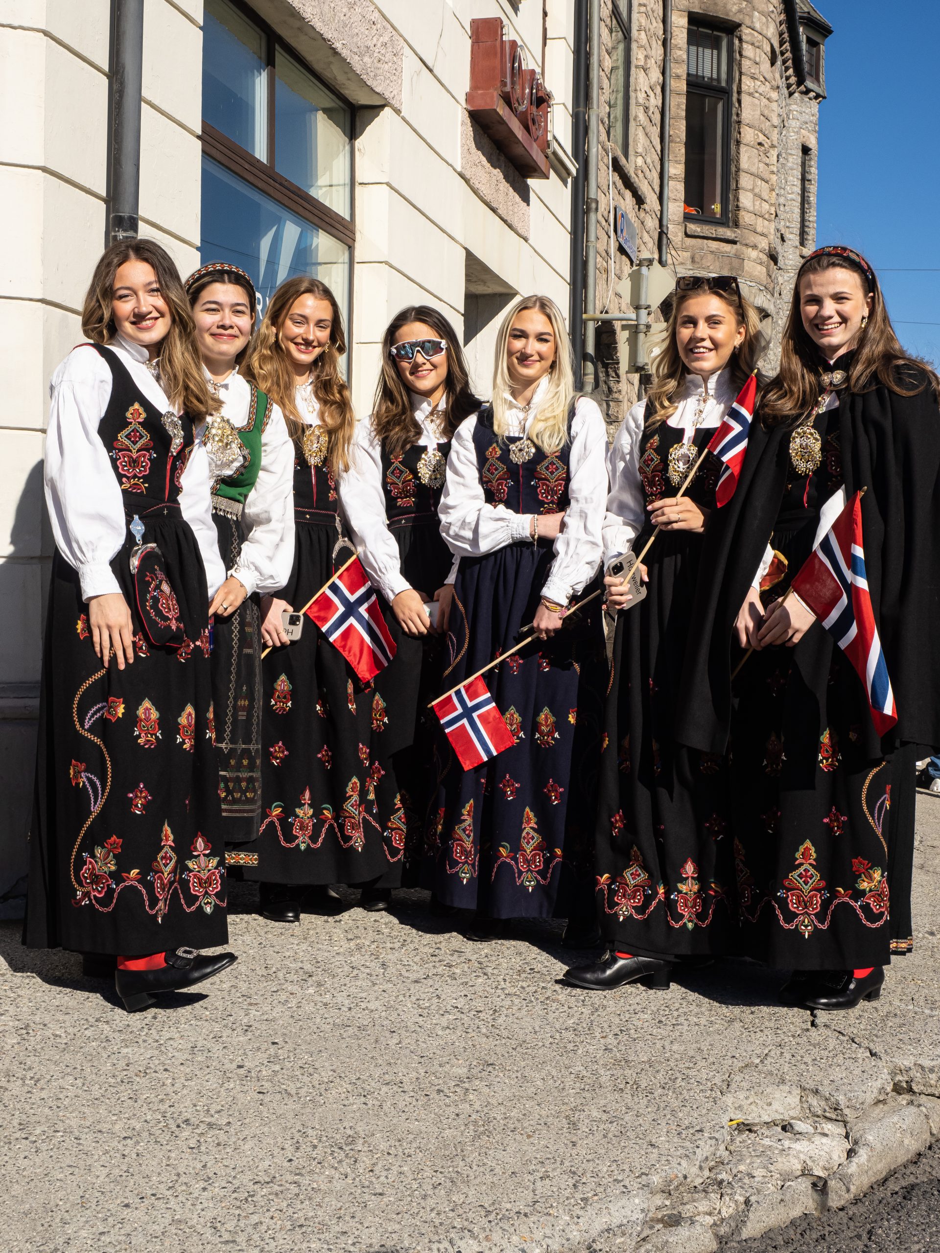 Ålesund (Norvegia). Un gruppo di donne indossa il costume bunad, in occasione della festa della Costituzione, il 17 maggio. ©Federico Klausner