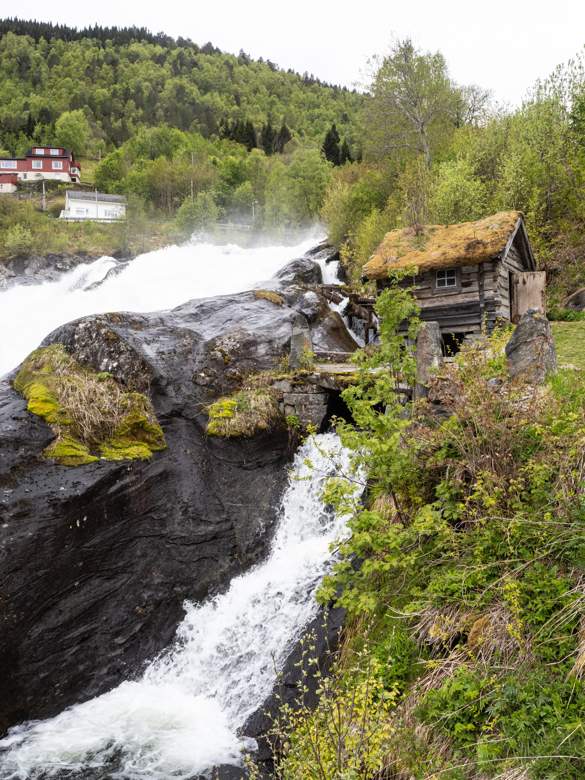 Hellesylt (Norvegia). La cascata con il vecchio mulino.©Federico Klausner