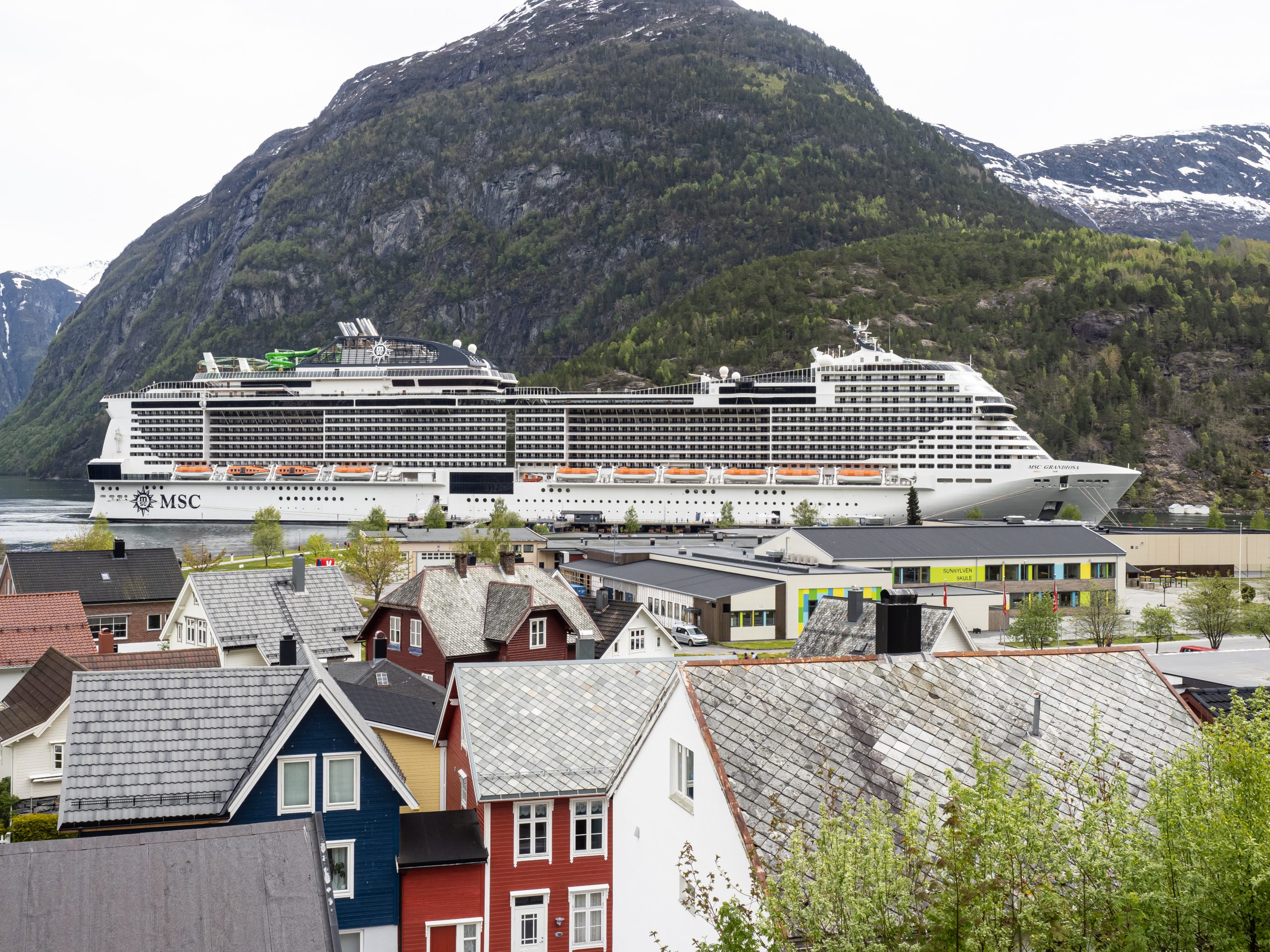 Hellesylt (Norvegia). La MSC Grandiosa fa da sfondo al paese. ©Federico Klausner