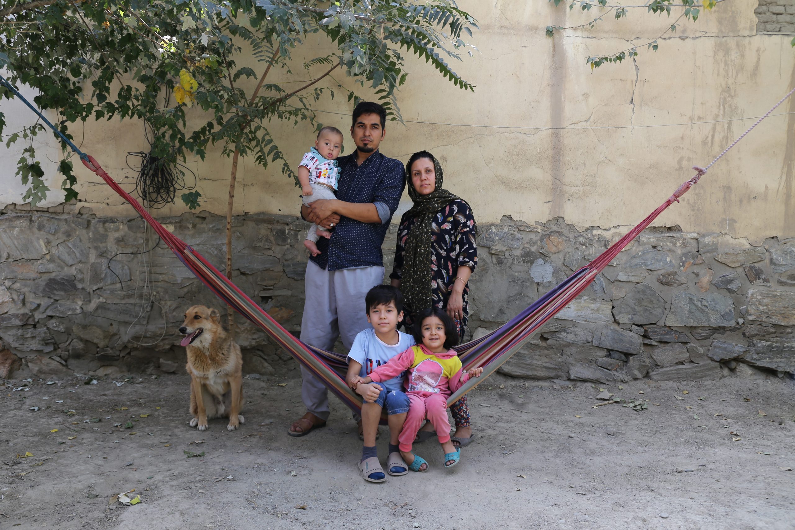 Masoud Eslami e Masooma Ibrahimi sono registi e vivono con i loro figli, Kabul, 2019. ©Zahra Kadadadi