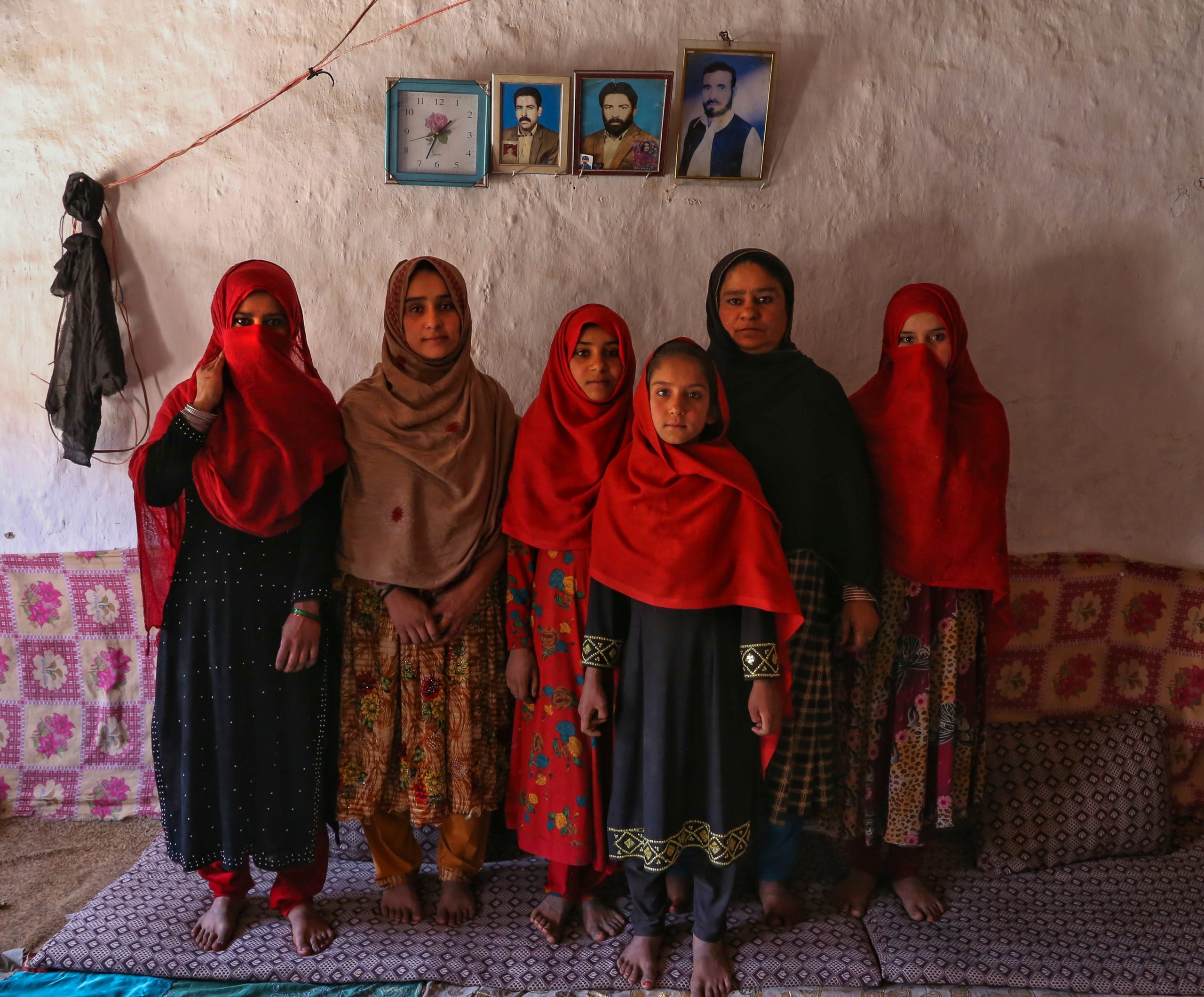 Khadija che ha perso suo marito molti anni fa vive con le sue figlie in un posto chiamato Camp-e Nasaji a Kabul, 2021. ©Zahra Khodadadi