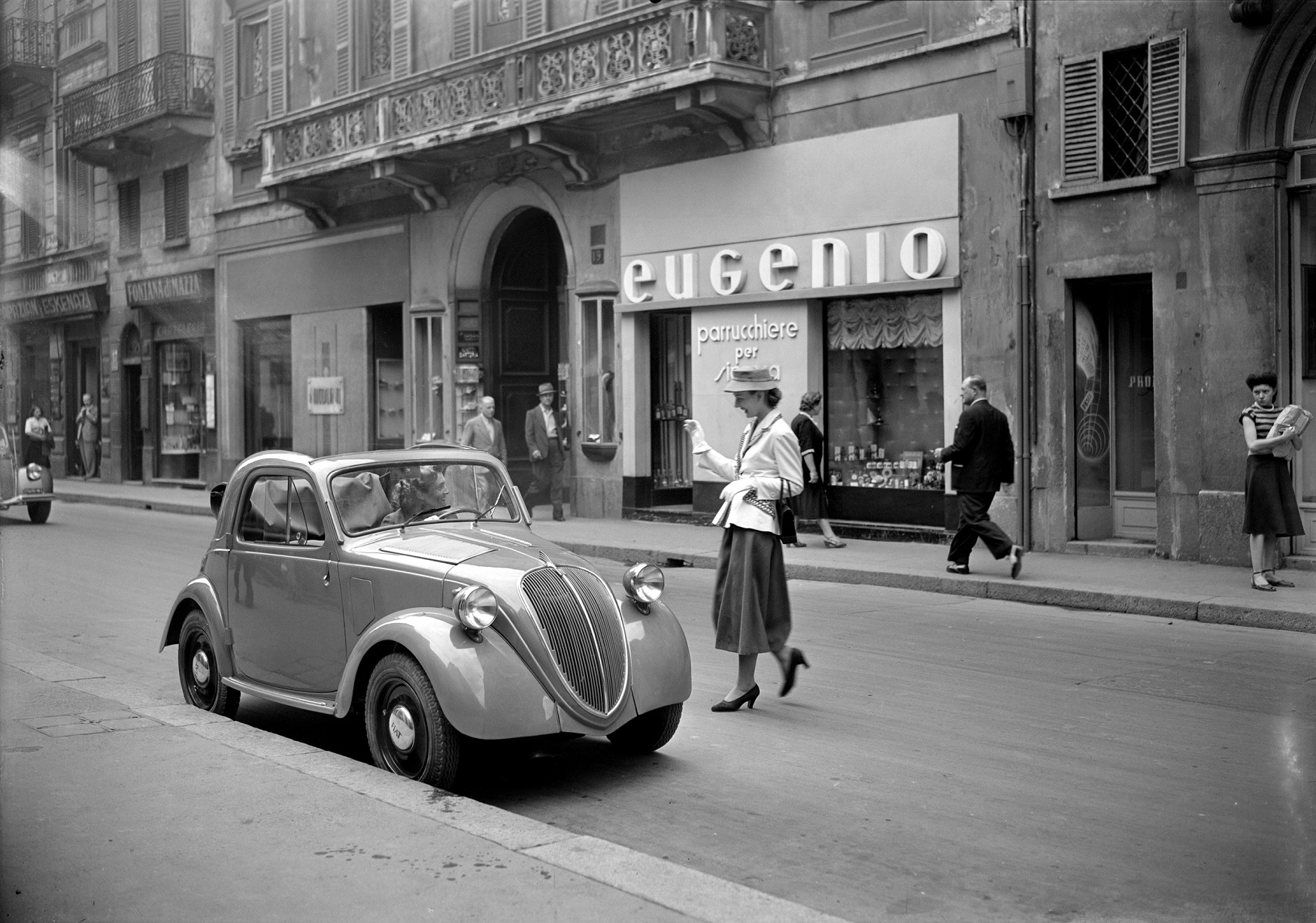 Una Fiat 500 B in via Montenapoleone a Milano, 11 luglio 1948 - Archivio Publifoto Intesa Sanpaolo