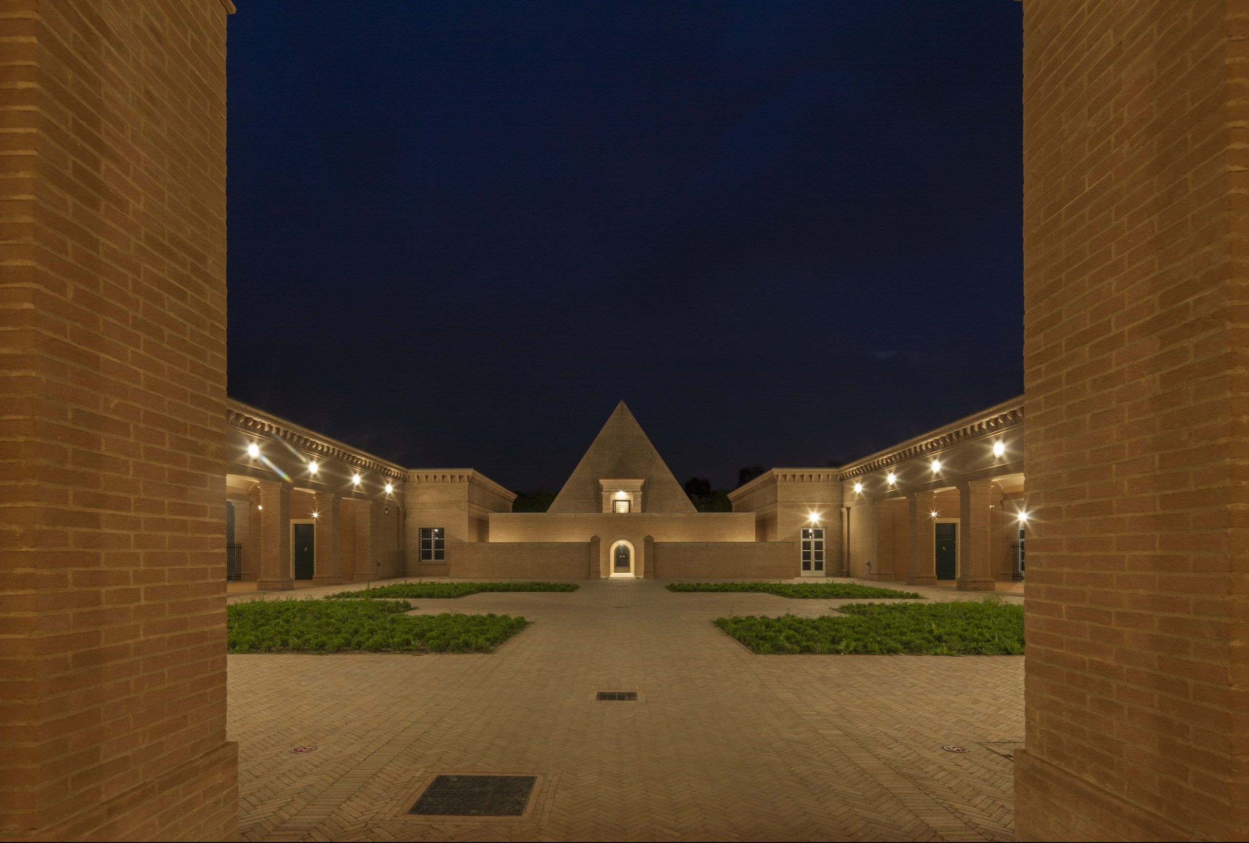 Labirinto della Masone (Fontanellato, PR). La piramide vista di notte