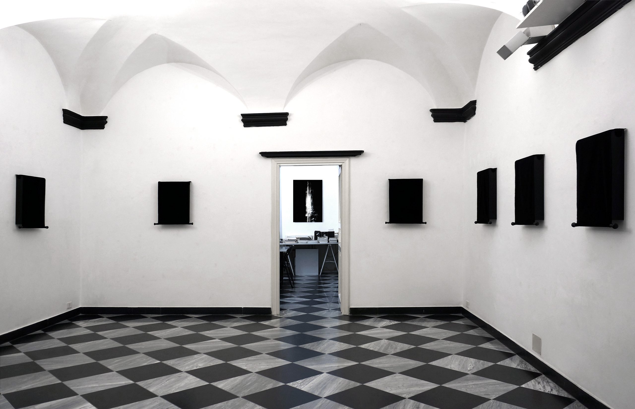 Shivah, Simple Codes, in mostra personale Doppia Verità, Galleria Unimedia Modern, Genova, 2017. ©Silvio Wolf