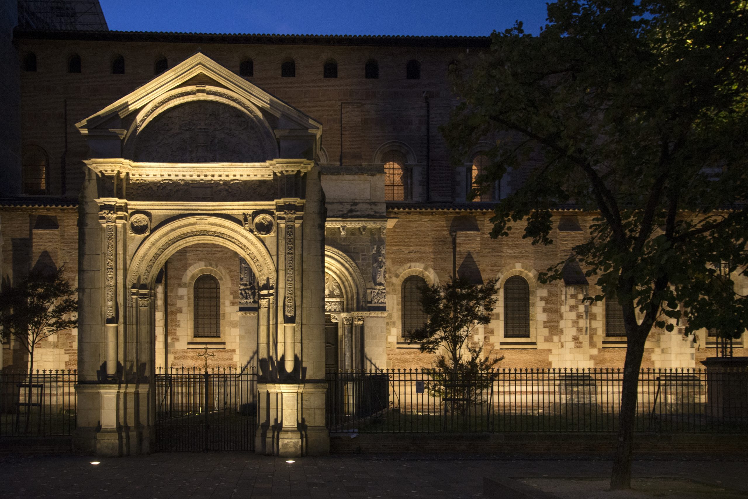 Tolosa. La facciata della Basilica di San Sermin di notte. ph. Vittorio Giannella ©