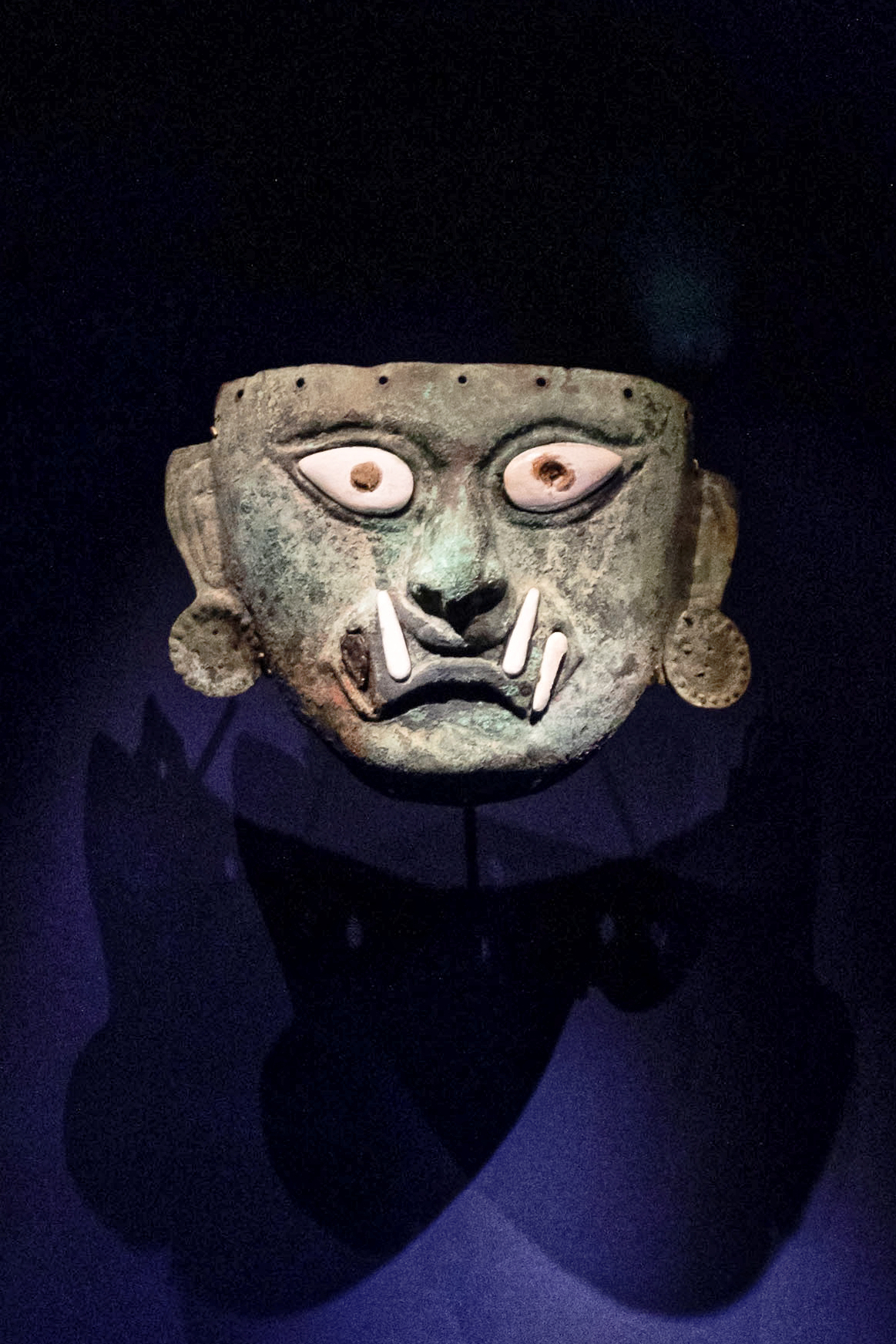 Maschera funeraria che rappresenta il volto di Ai Apaec. Rame, conchiglia di strombo Cultura Moche (100 – 800 d.C). Costa settentrionale. Museo Larco, Lima, Perù. Ph F.Klausner©