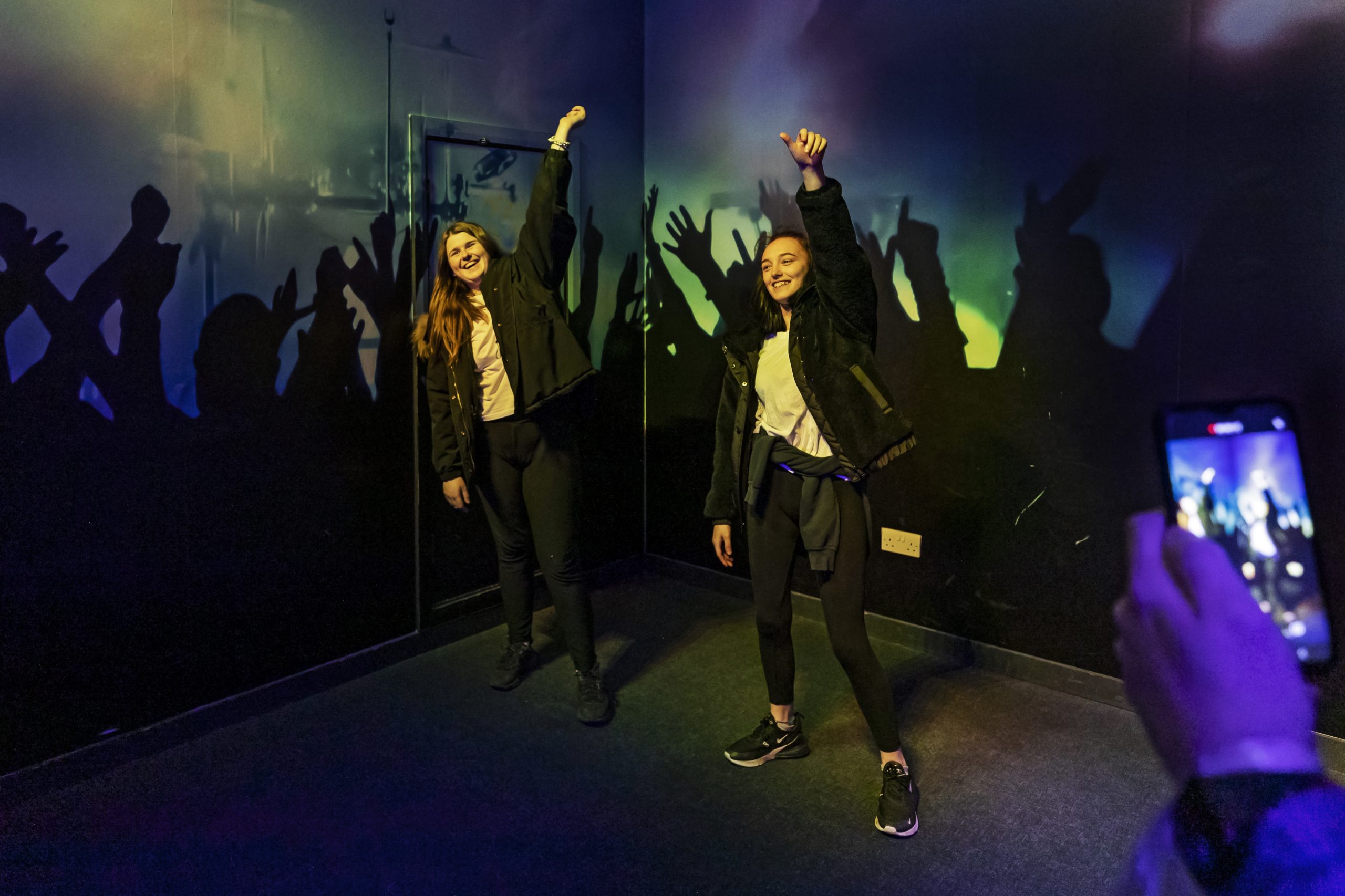 Ragazze ballano nella sala interattiva della British Music Experience. Un museo in parte interattivo dedicato alla storia della musica britannica.