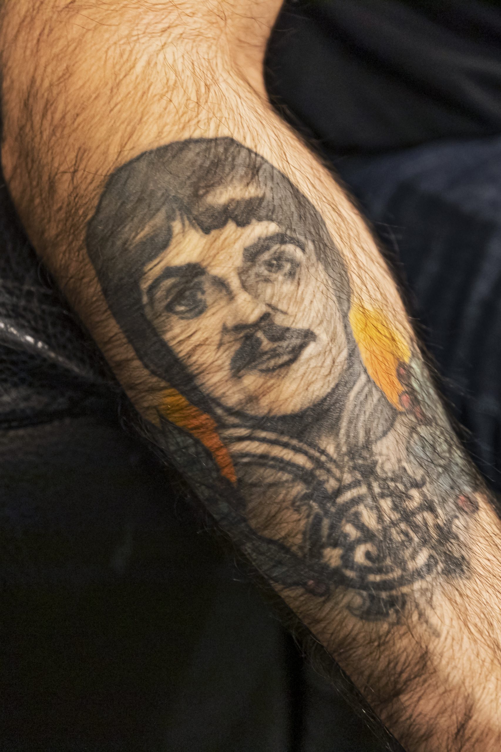 Il volto di Paul Mc Cartney tatuato sul braccio di Alessandro un italiano diventato manager del Cavern club lo storico locale in Mathew st. dove iniziarono a suonare i Beatles.