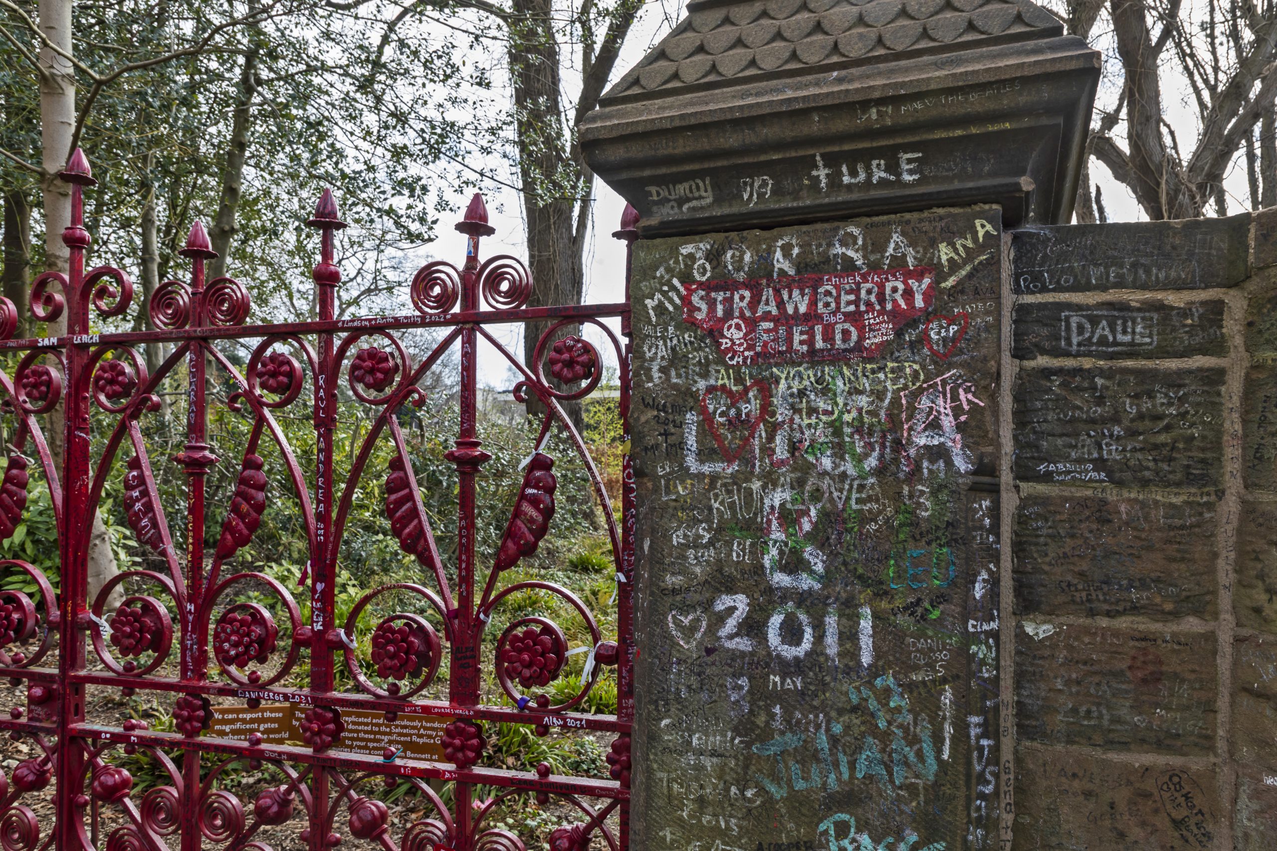 Il famoso cancello rosso che segna l’ingresso di Strawberry Field che ospitava l’orfanotrofio che si trovava vicino all’abitazione di John Lennon ed ispirò la celebre canzone dei Beatles ‘Strawberry fields for ever’