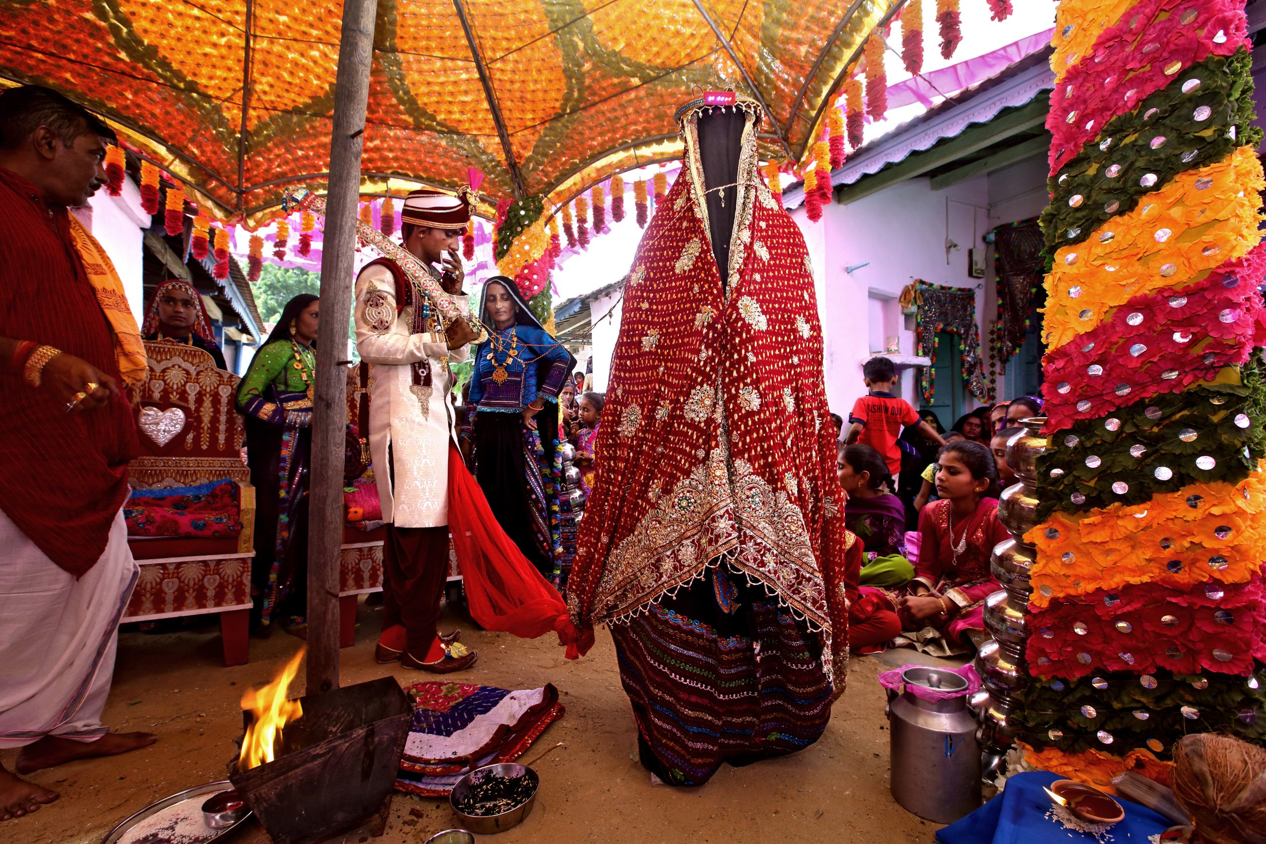 India-Gujarat. Un matrimonio Rabari nel villaggio di Kadol. La sposa di 16 anni Rami è completamente velata, dietro di lei c'è la 17enne Momayou. ph. Bruno Zanzottera©