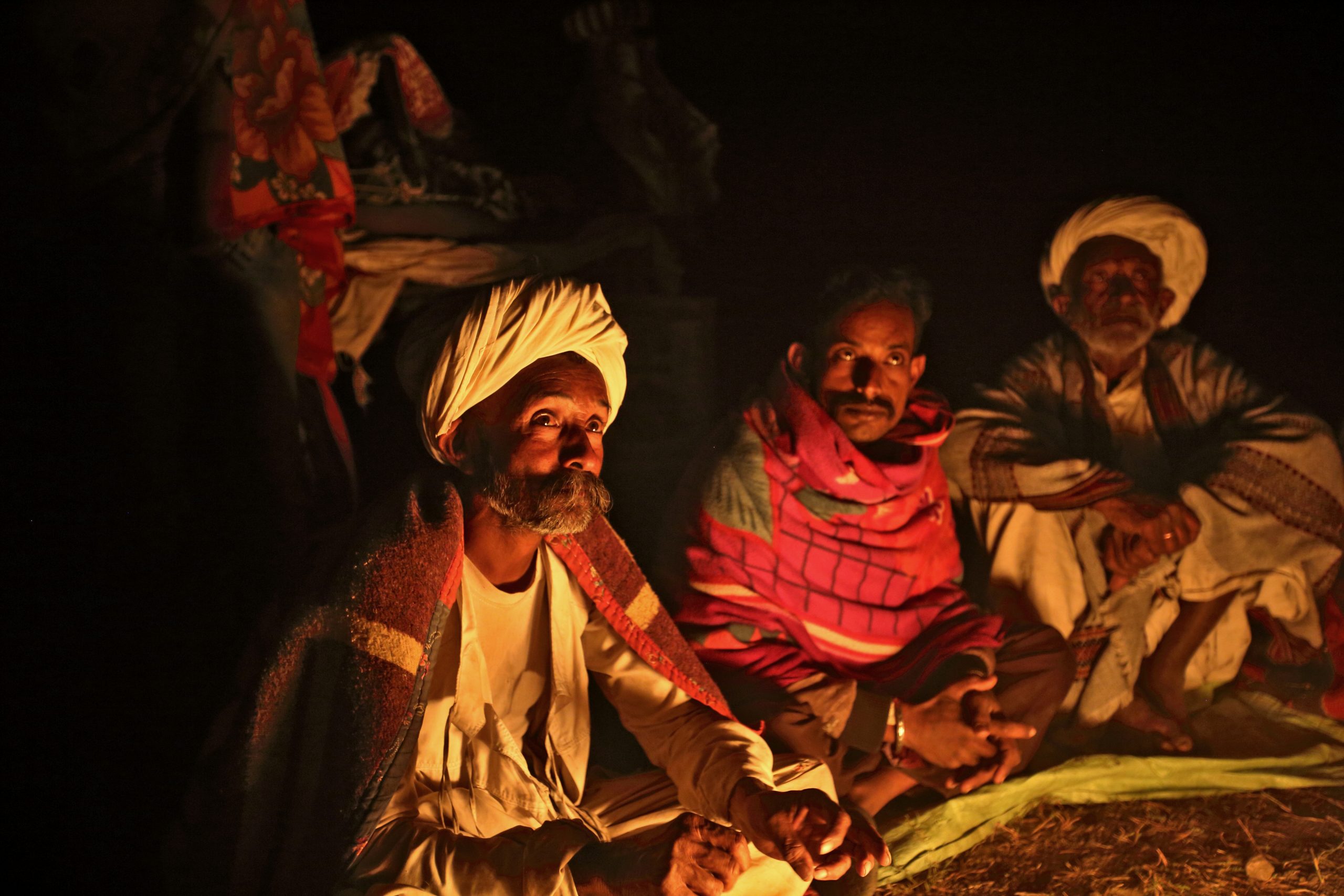 IIndia-Gujarat. Campo notturno di una famiglia Rabari Debriya durante la migrazione stagionale. ph. Bruno Zanzottera©