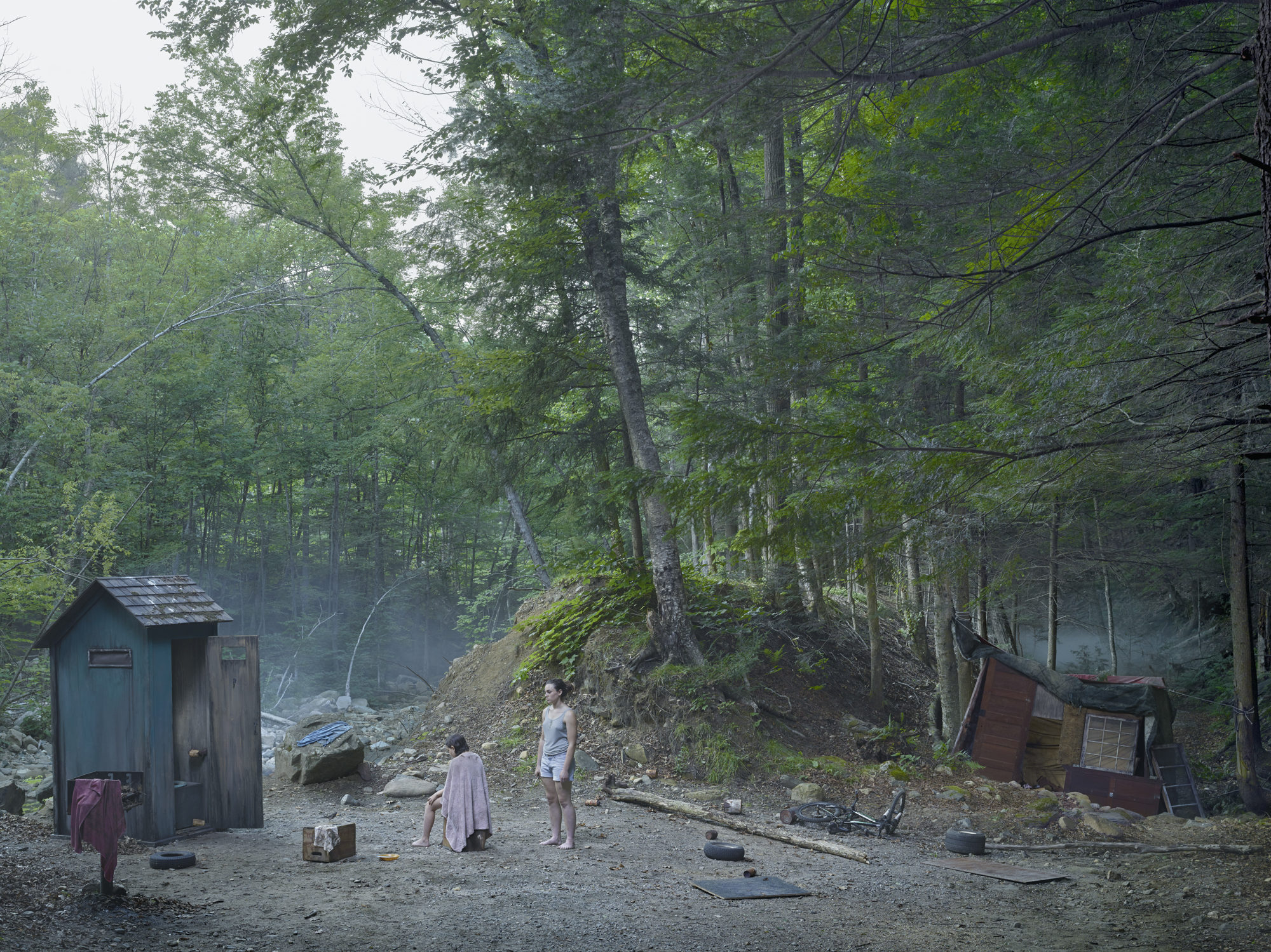 GREGORY CREWDSON, Serie Cathedral of the Pines.The Haircut, 2014, Stampa digitale ai pigmenti, dimensione immagine 95,2 × 127 cm © Gregory Crewdson