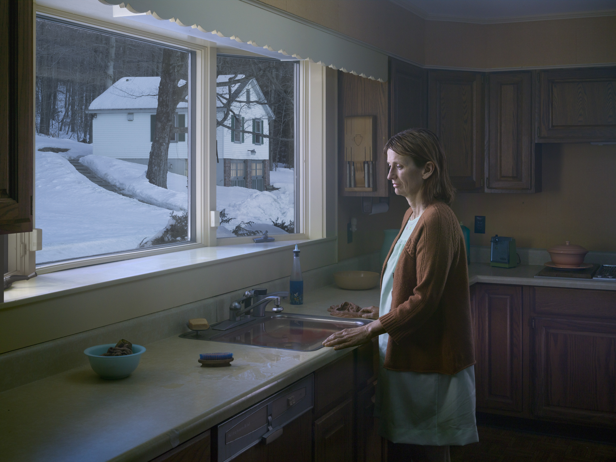 GREGORY CREWDSON, Serie Cathedral of the Pines. Woman at Sink, 2014, Stampa digitale ai pigmenti, dimensione immagine 95,2 × 127 cm © Gregory Crewdson