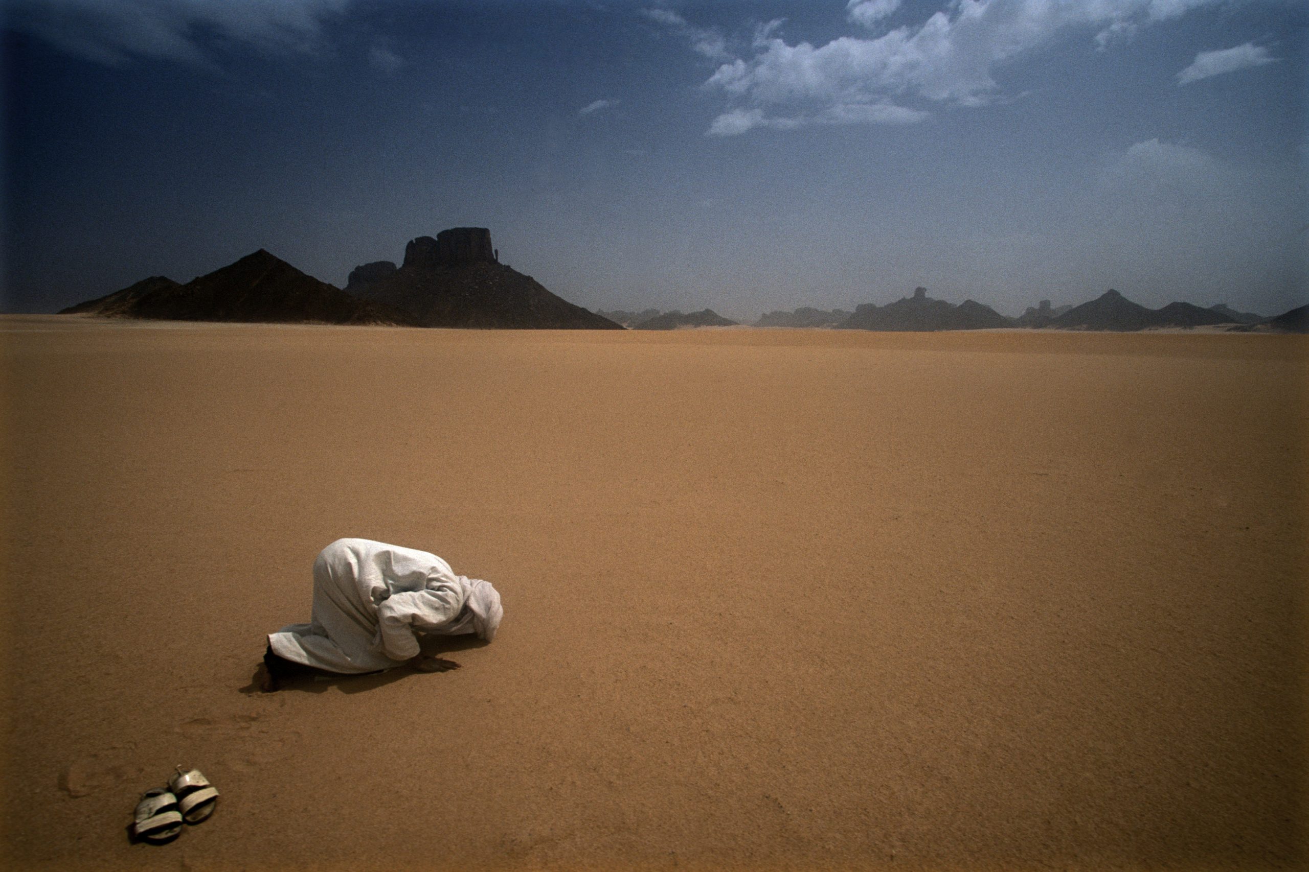 Sahara - Algeria - Un Tuareg del clan Kel Ahaggar prega nel deserto a sud di Tamanrasset. ©Bruno Zanzottera