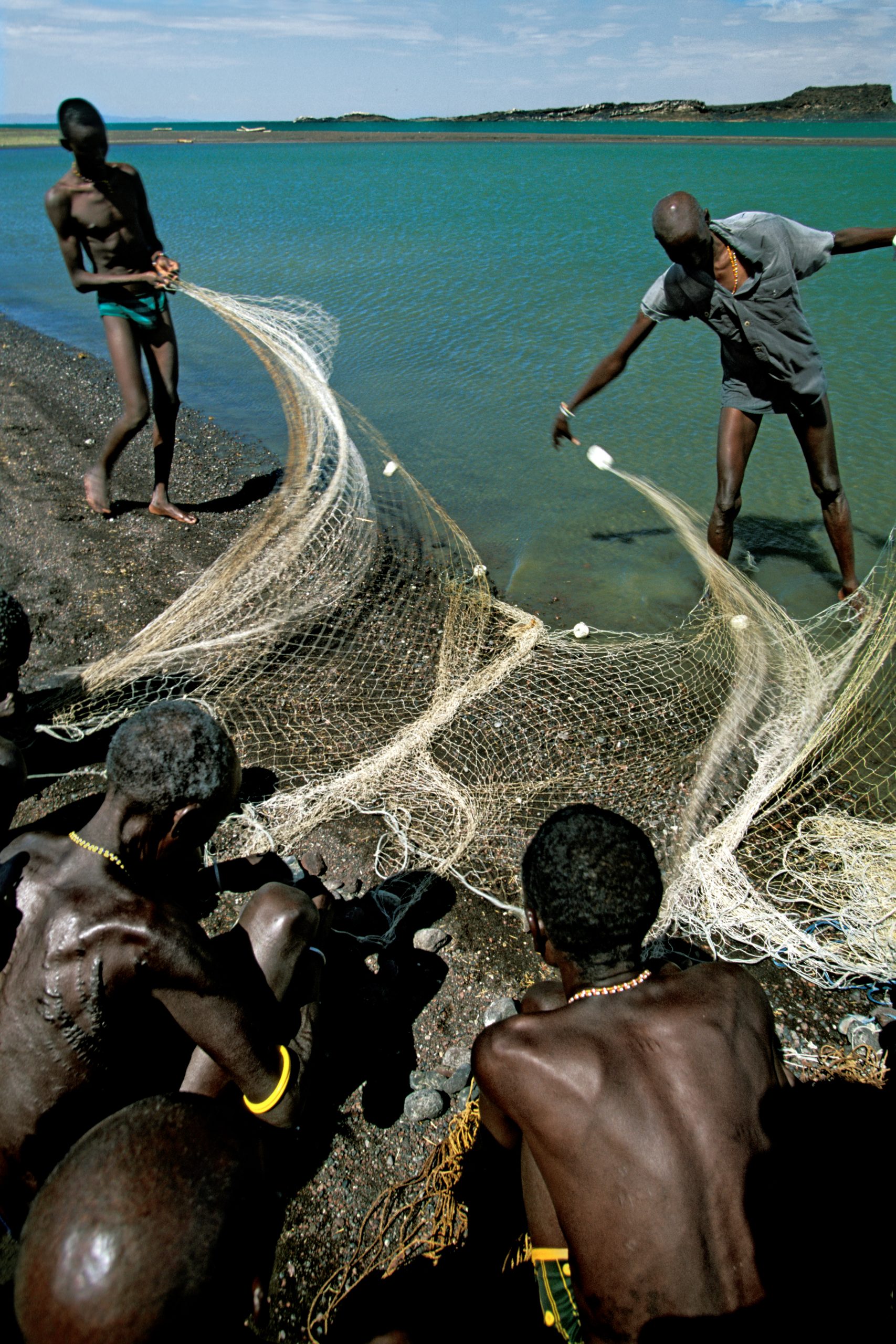 Rift Valley - Kenya - I pescatori di El Molo nel villaggio di Layeni posto in una zona di rocce vulcaniche sulle rive del lago Turkana, preparano le loro reti per la pesca.©Bruno Zanzottera
