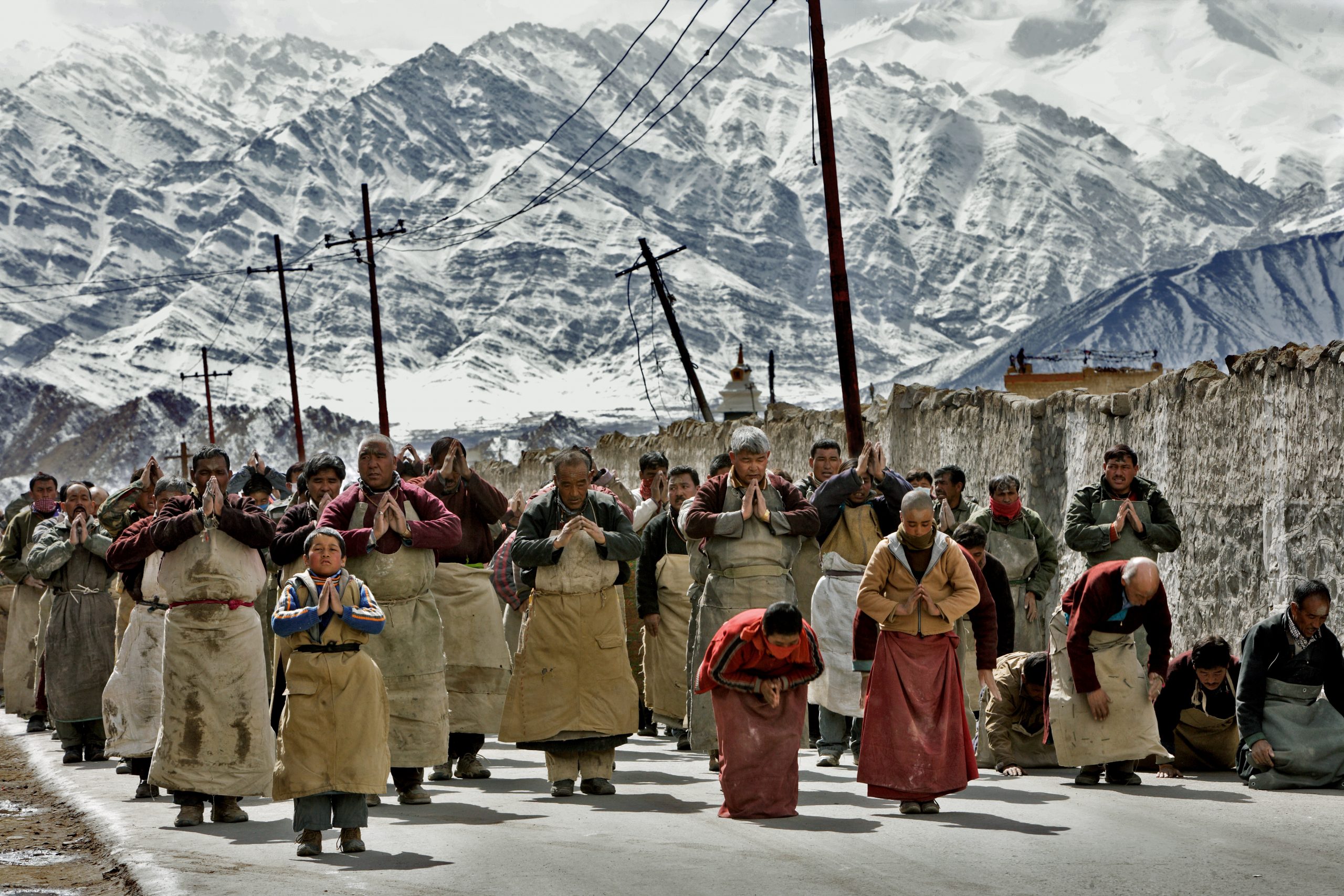 Ladakh - India - Gli abitanti di Leh, capitale della regione del Ladakh, stanno pregando durante un Go-chak (processione buddista). ©Bruno Zanzottera