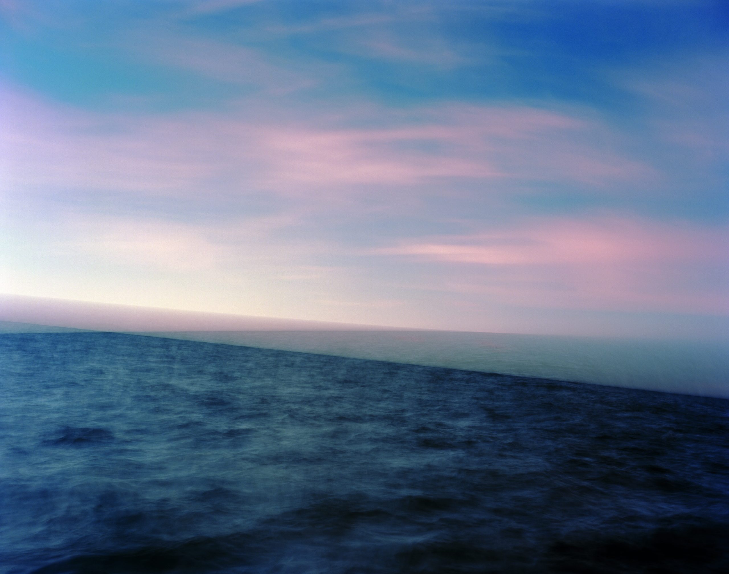 Orizzonte triplo esposto dalla barca alla deriva. Alba, mezzogiorno solare e tramonto. Stampa c-print analogica. Ingrandimento da negativo 4x5". Dimensioni di stampa fino a 150 cm x 120 cm. @Ole Brodersen