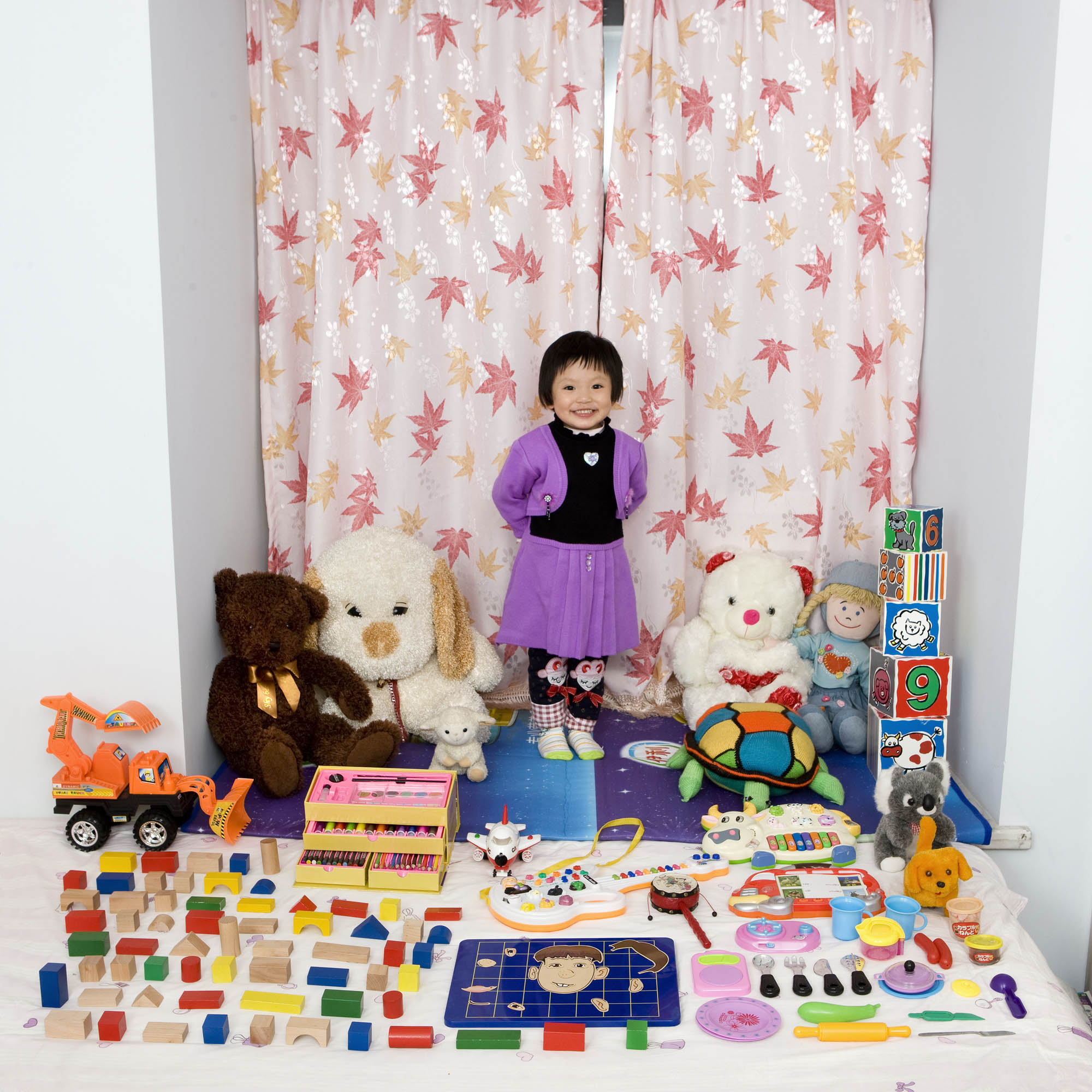 Da TOY stories di Gabriele Galimberti©. Zi Yi, 3 anni - Chongquing, China Cun Zi Yi ha compiuto 3 anni da un mese e per il compleanno ha ricevuto molti regali. Goica con tutto, non ha un giocattolo preferito. I suoi genitori dicono che è molto brava a disegnare e che da grande sarà un'artista.