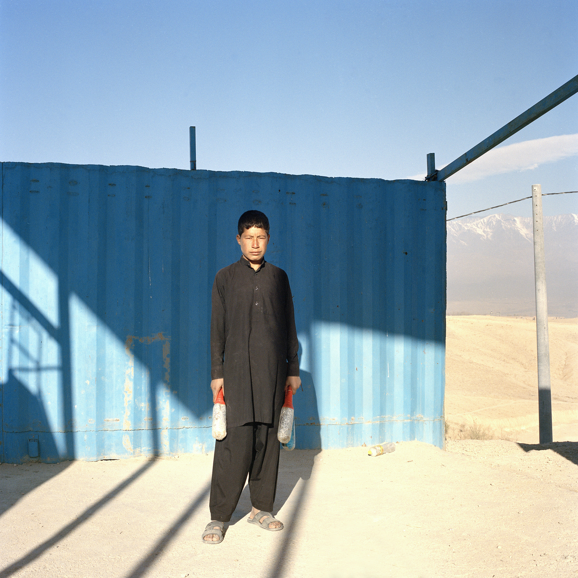 LIKE A BIRD Mohamed (15) è uno degli studenti di circo del circo MMCC di Kabul. La scuola tiene quotidianamente sessioni di formazione in diversi campi e villaggi in tutto l'Afghanistan. Ogni campo o villaggio costituisce una piccola squadra e un cosiddetto "Funtainer" (il loro nome per i container che usano). Mohamed viene da un villaggio tra le montagne, a cinque minuti di auto appena fuori Kabul. Qali Qazi, Afghanistan 2016. ©Johanna-Maria Fritz