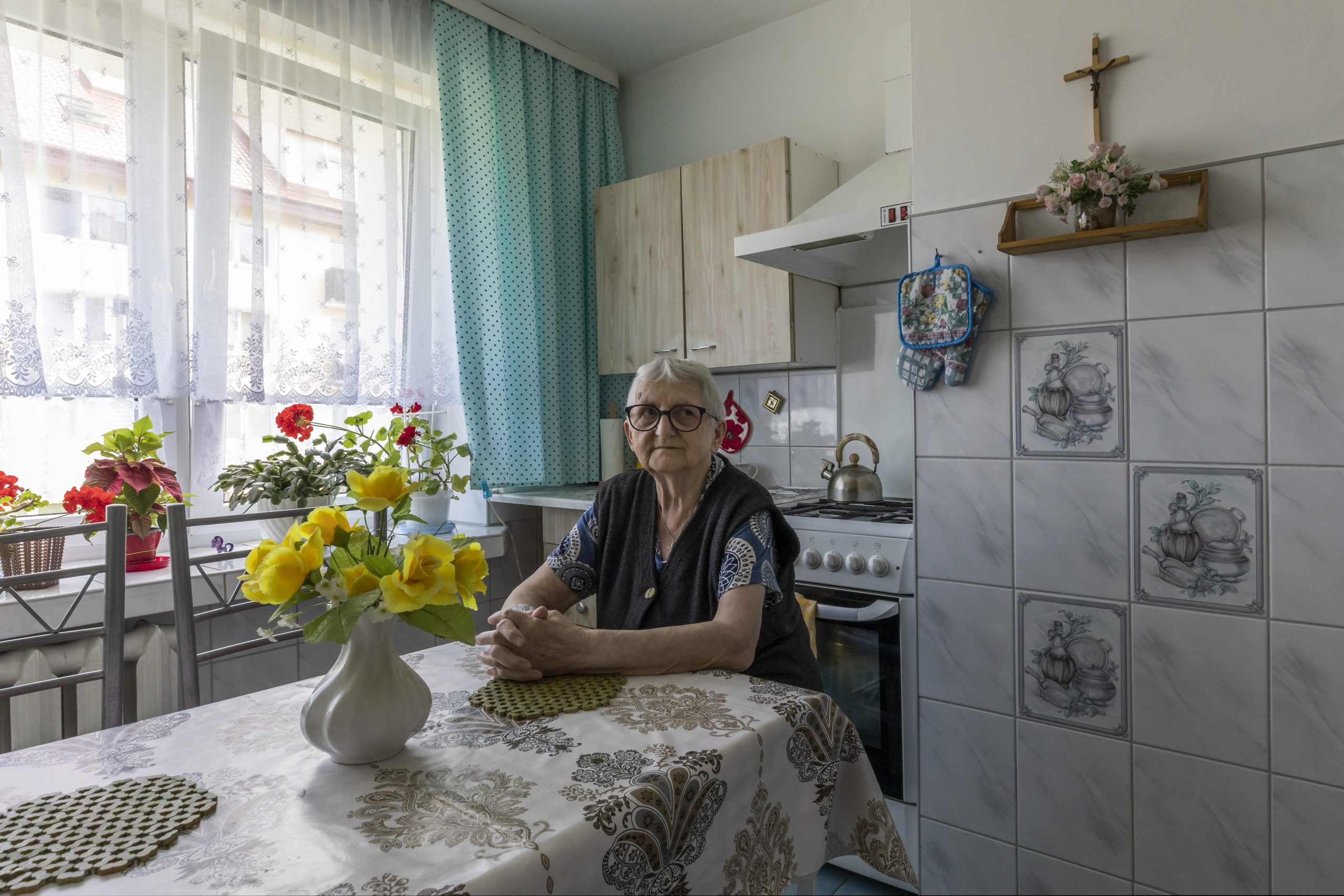 Ceglowo, Polonia - Ewa Adamowicz (83) nella sua casa, che fa parte delle unità abitative Ceramik di epoca sovietica, rigenerate con pannelli fotovoltaici e sistemi di pompe di calore. ©Bruno Zanzottera/Parallelozero