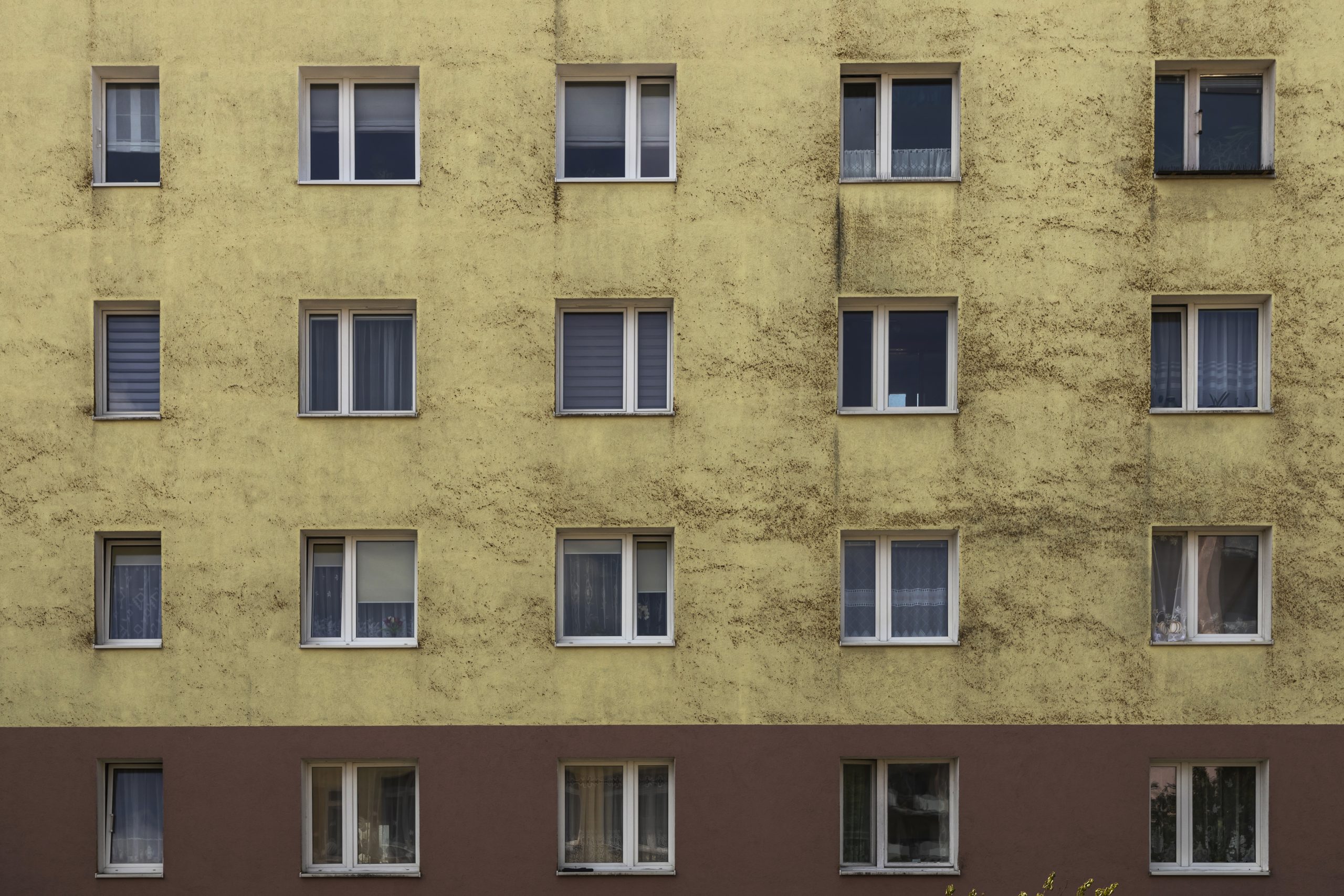 Lidzbark Warmiński - Polonia - La facciata di una delle unità abitative di epoca sovietica che sarà riscaldata dall'impianto sperimentale Pompa di Riscaldamento del Futuro, attualmente in costruzione. @Bruno Zanzottera/Parllelozero