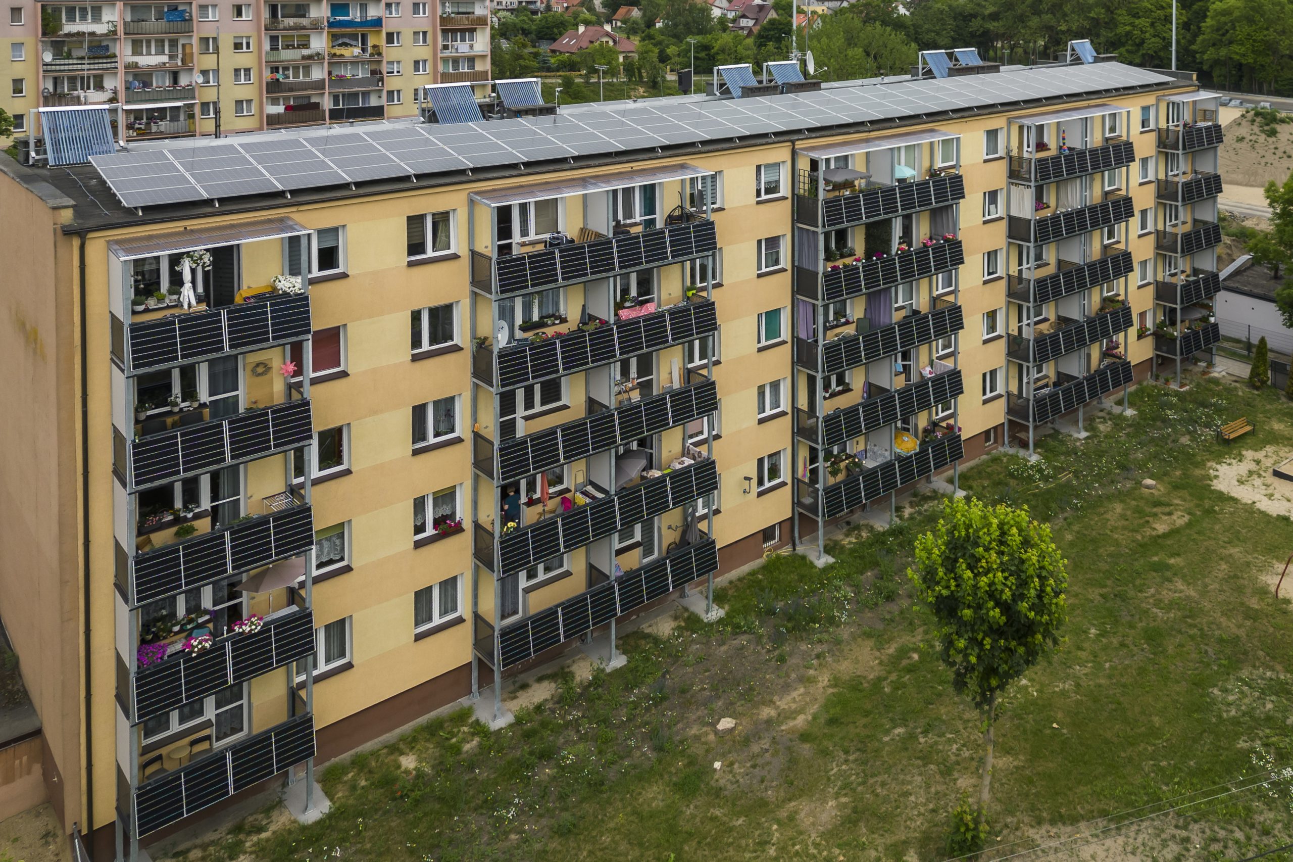 Szczytno, Polonia - Un'unità abitativa di epoca sovietica che è stata rigenerata con pannelli fotovoltaici su balconi e tetto e un sistema di pompe di calore. ©Bruno Zanzottera/Parallelozero