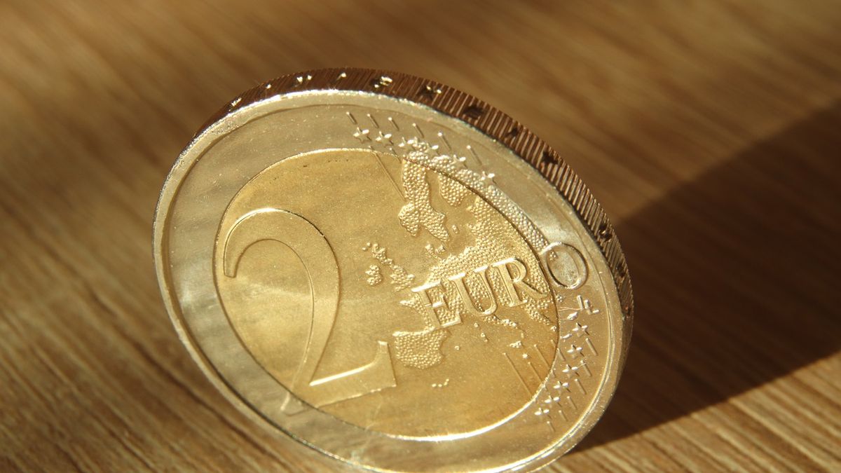 moneta da 2 euro con la croce