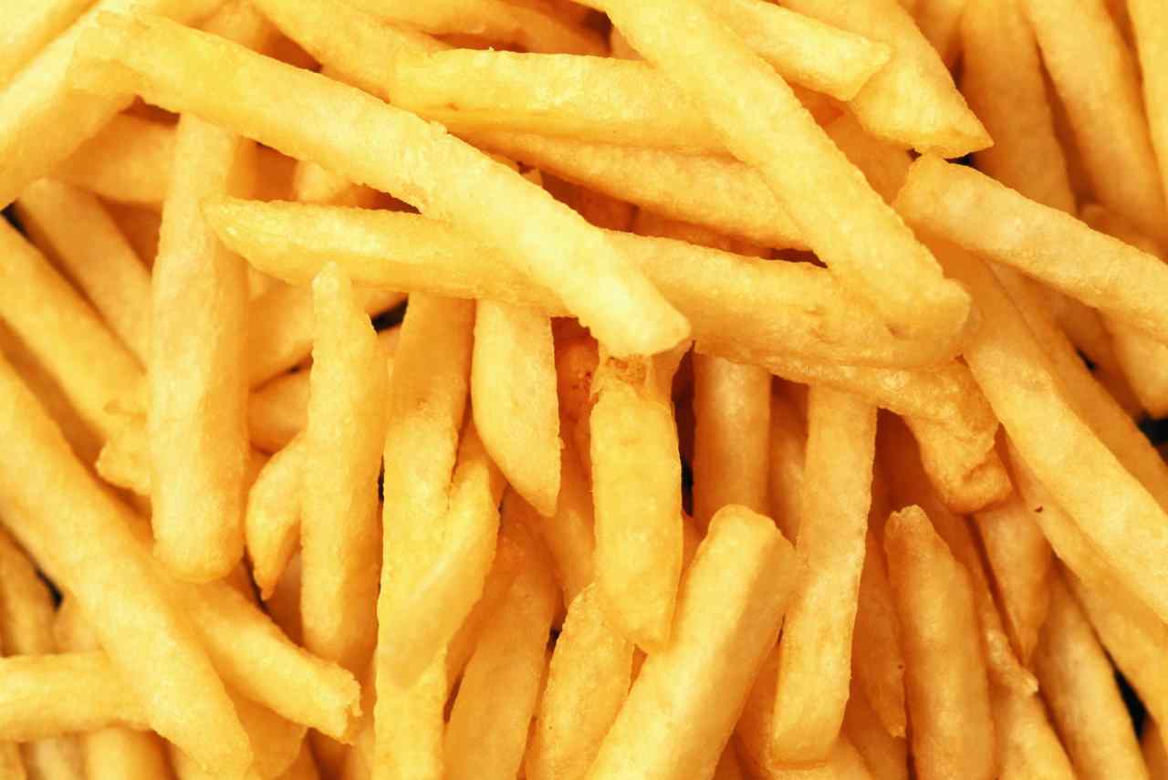 Attenzione a mangiare patate fritte congelate: ecco cosa può succedere
