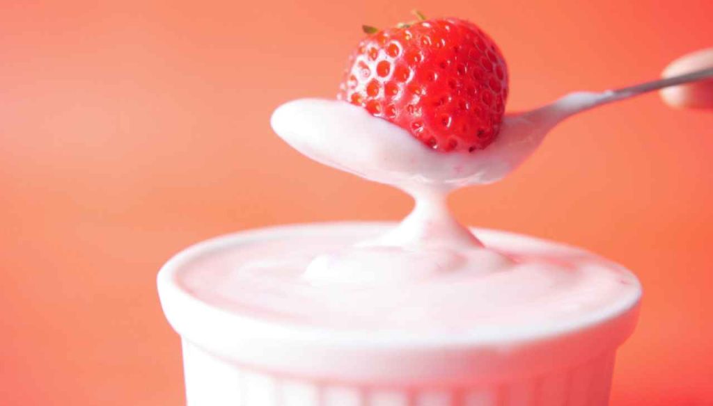 Mangiare uno yogurt alla frutta fa bene