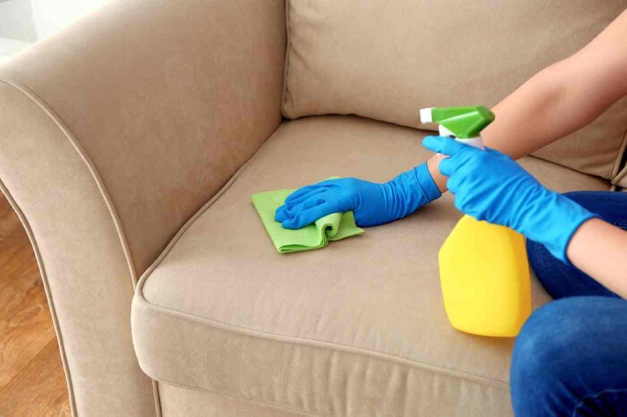 come pulire il divano
