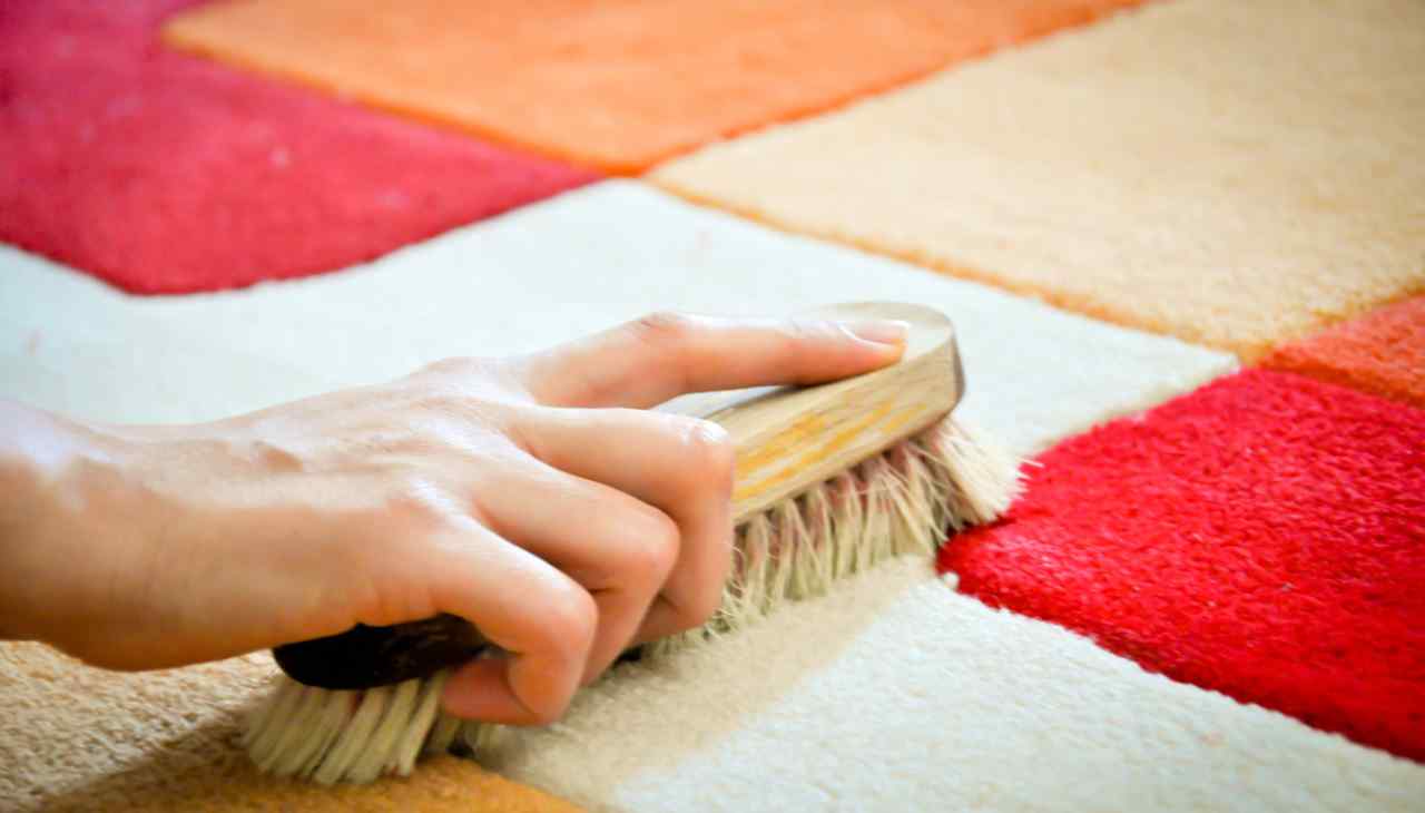 pulire e smacchiare i tappeti