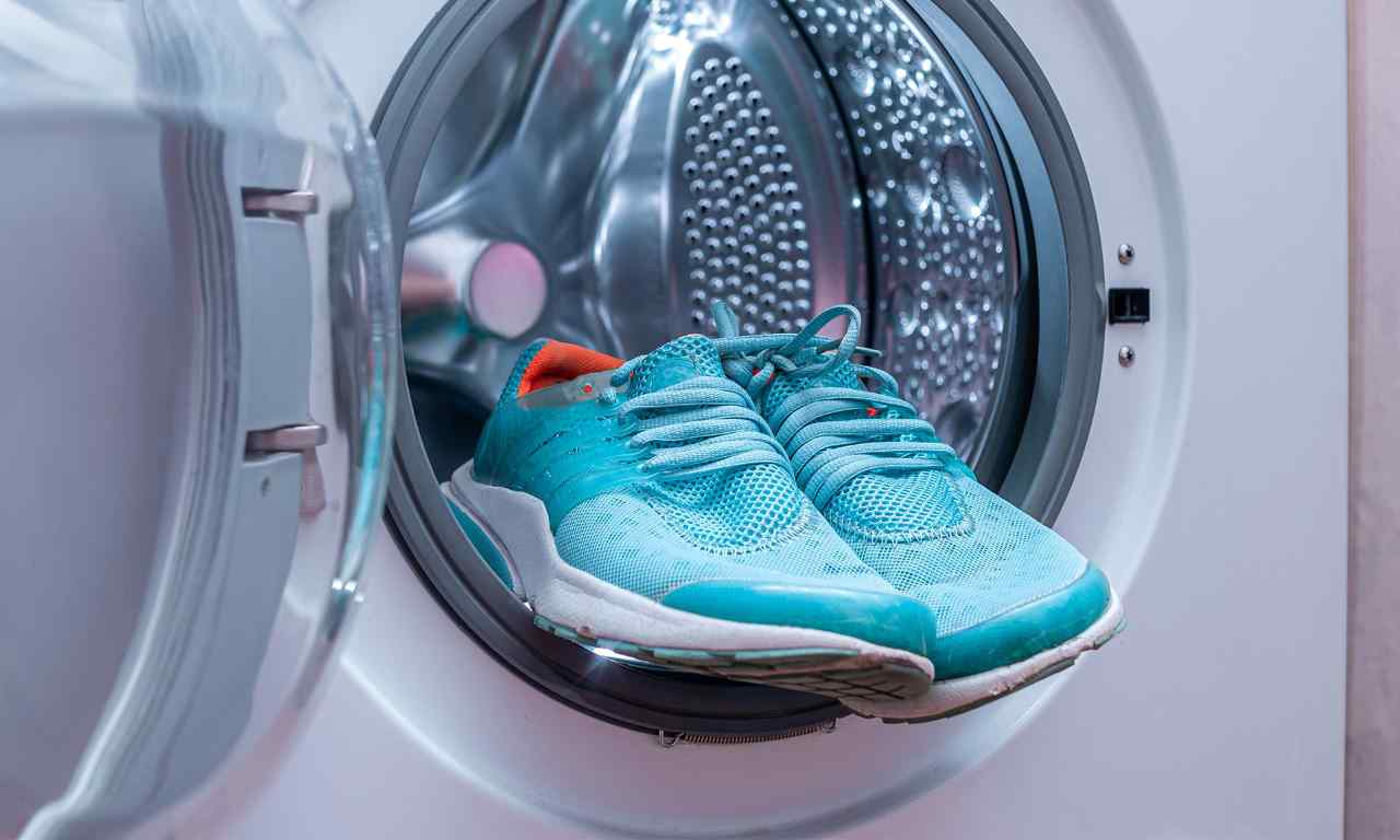 Come lavare le scarpe in lavatrice: ecco il metodo definitivo