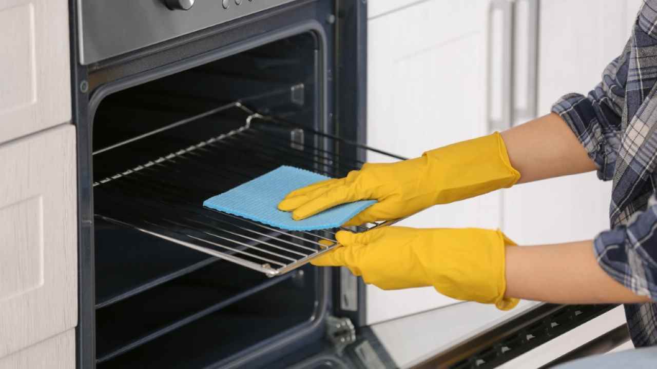 come pulire il forno incrostato