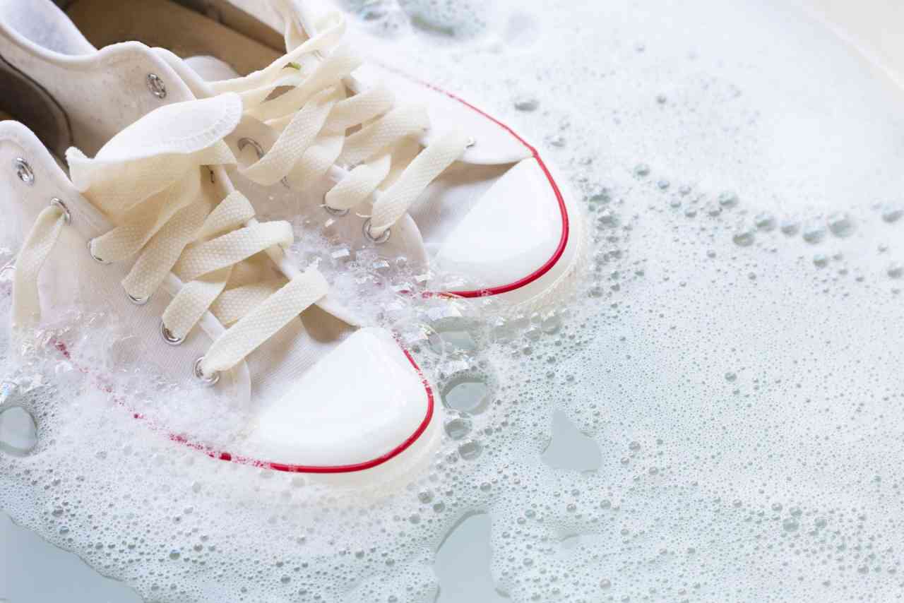 come pulire le scarpe bianche