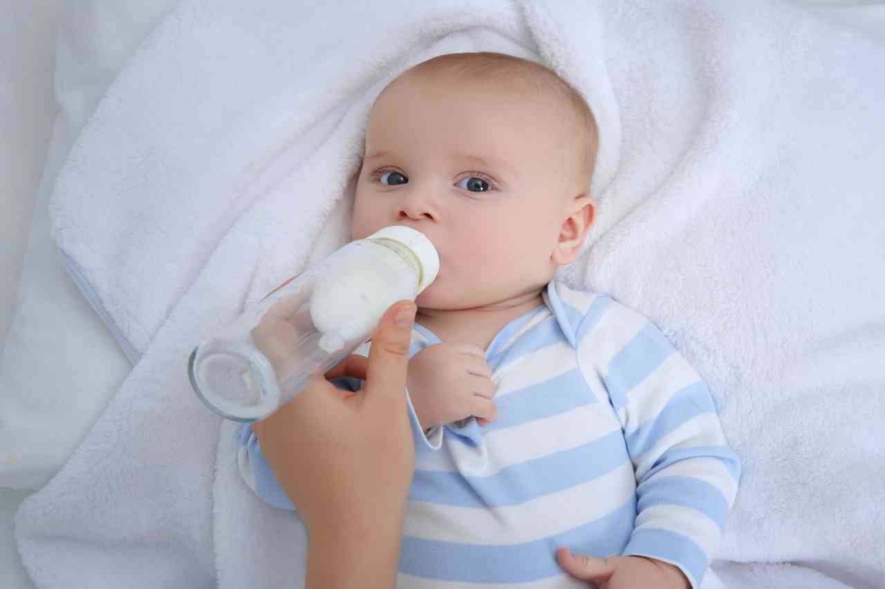 quanto latte deve bere un neonato di 2 mesi