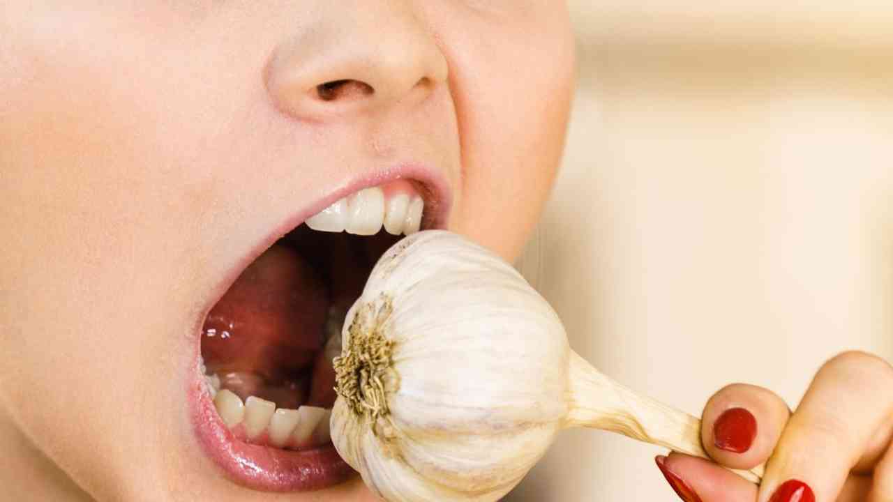Come mangiare aglio crudo