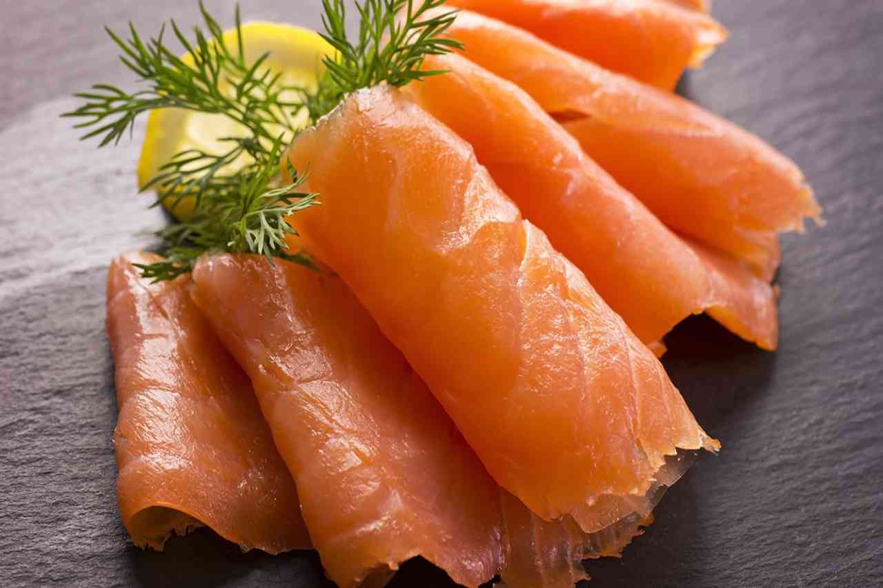 come mangiare il salmone affumicato